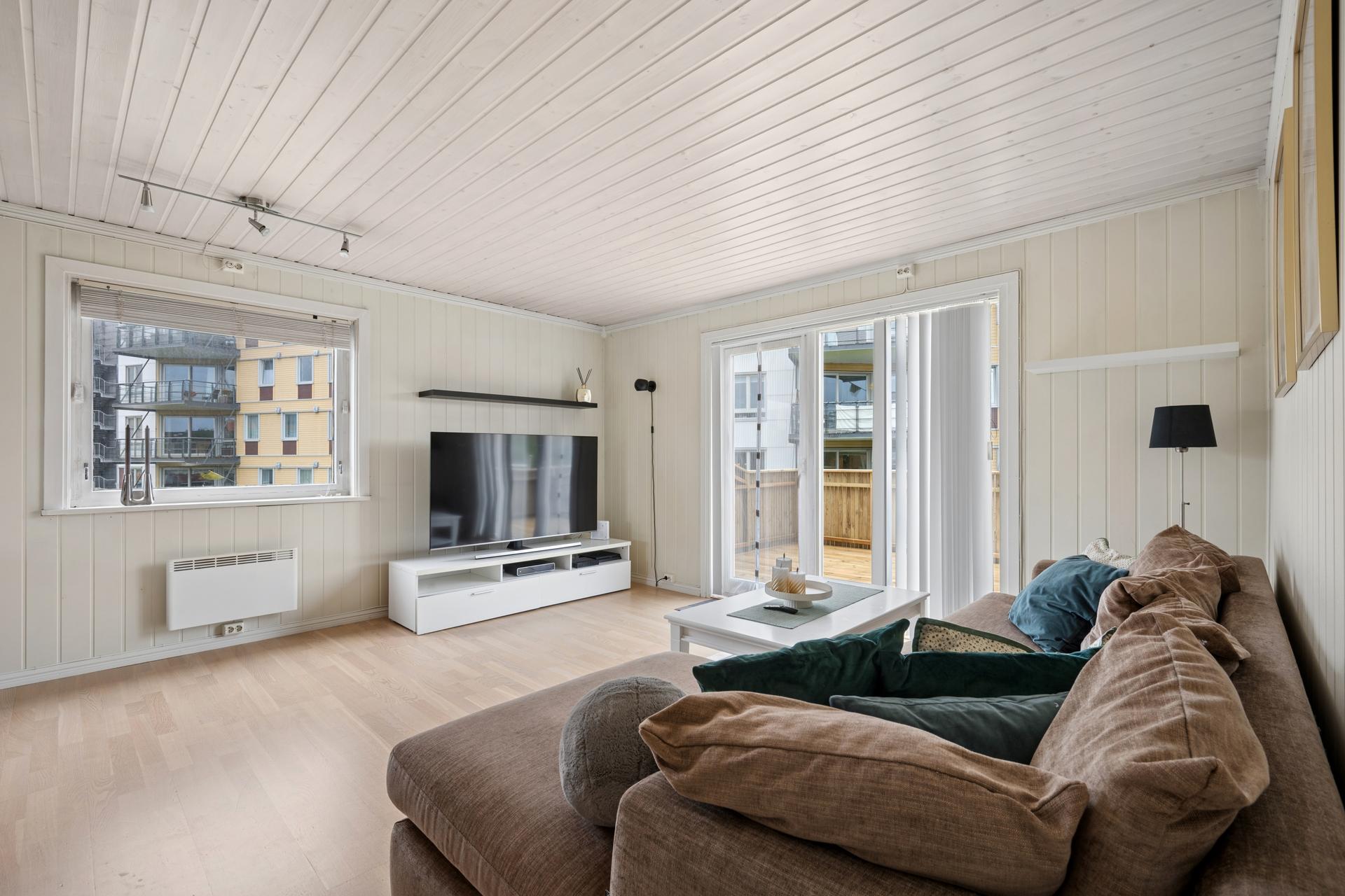Fra stuen er det utgang til en sørvendt balkong på ca. 19 m².. Bilde nummer 3 av 3