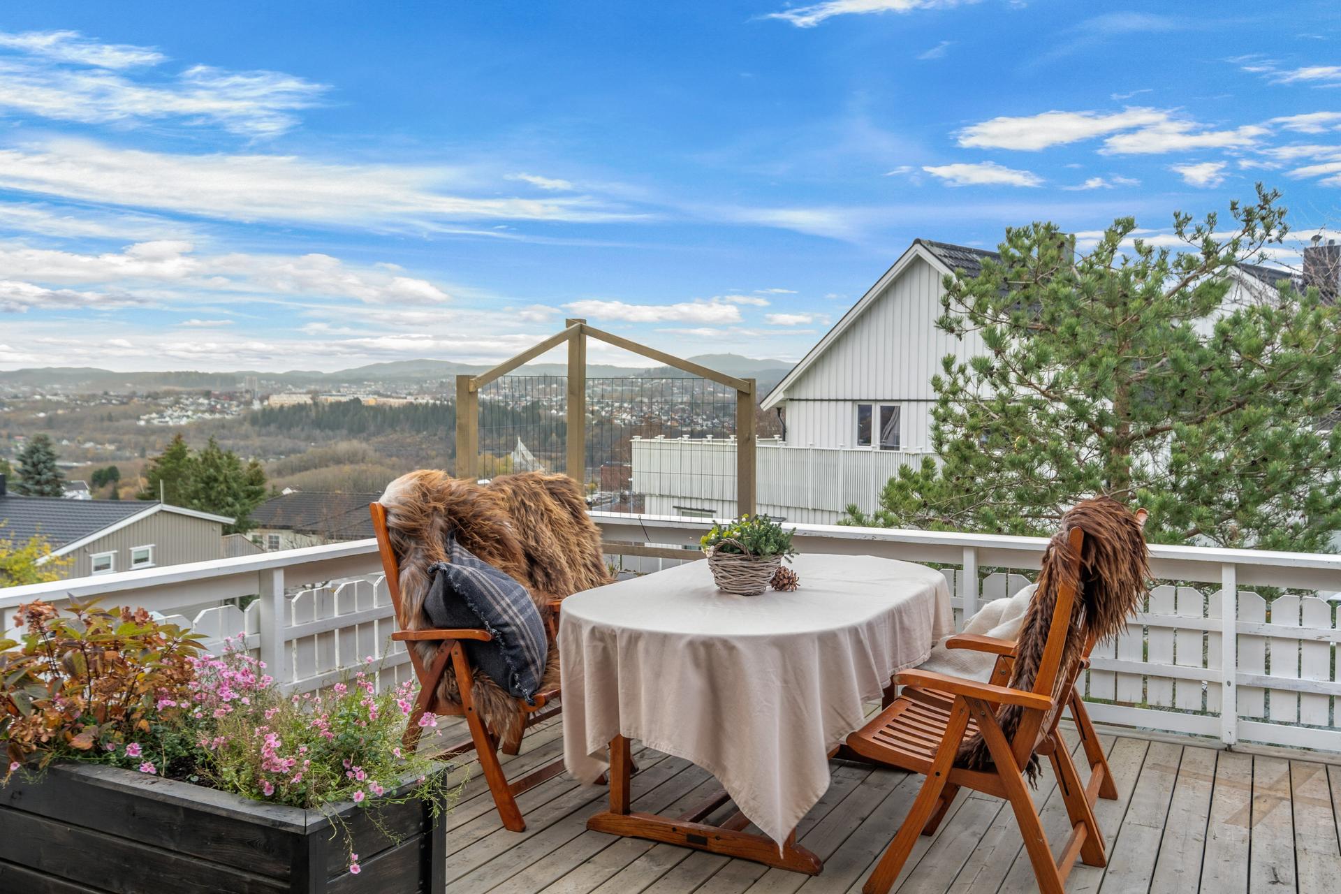 Boligen har en stor sørvest-vendt terrasse med fantastikk utsikt over Trondheim.. Bilde nummer 3 av 3