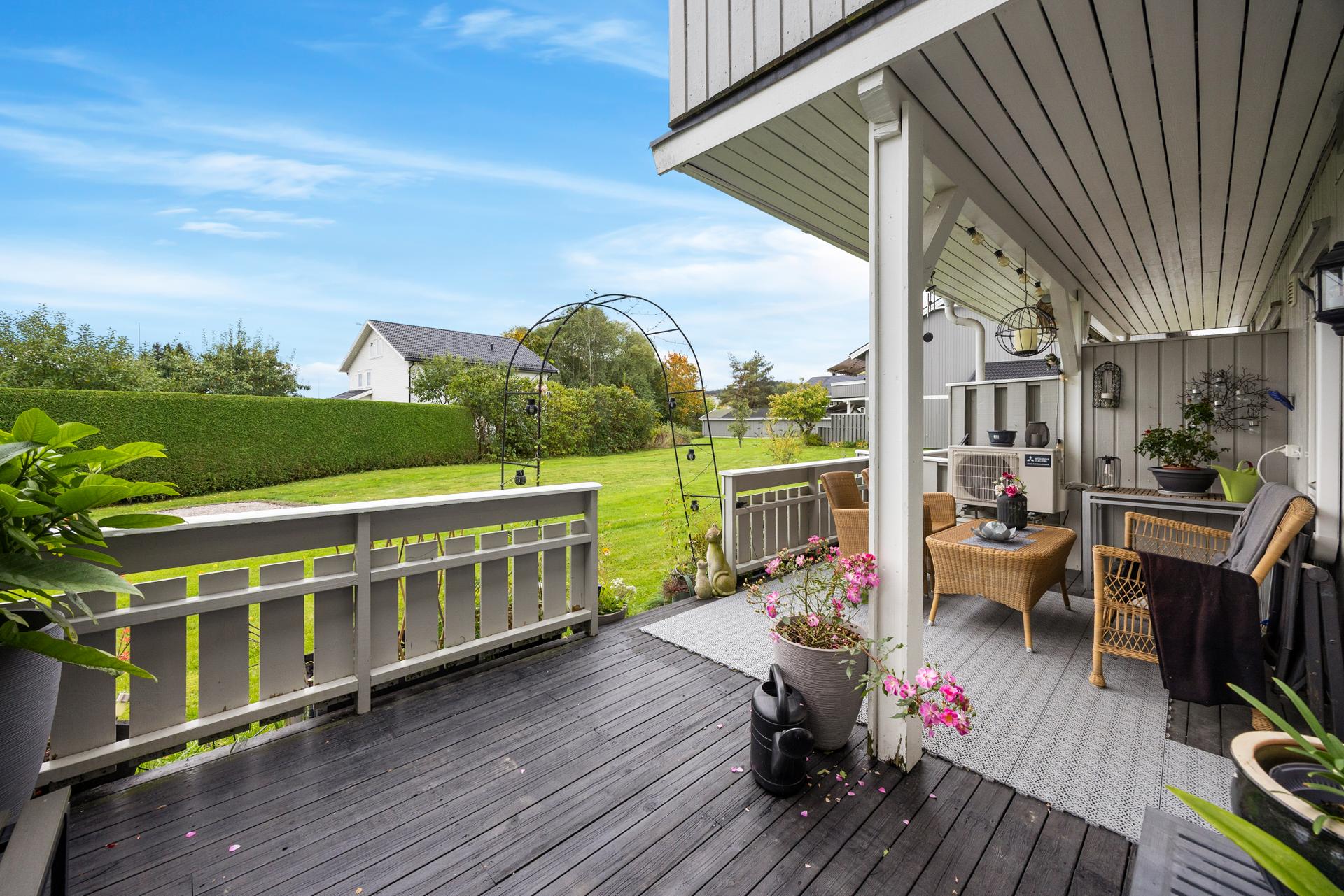 Andelsleilighet i første etasje med adkomst direkte fra bakkeplan og delvis overbygget markterrasse.. Bilde nummer 2 av 3