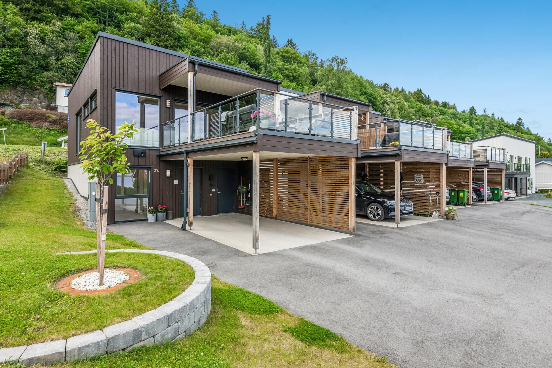 Moderne og nærmest ny tomannsbolig fra 2022, med carport og lettstelt uteområde. Bilde nummer 2 av 3
