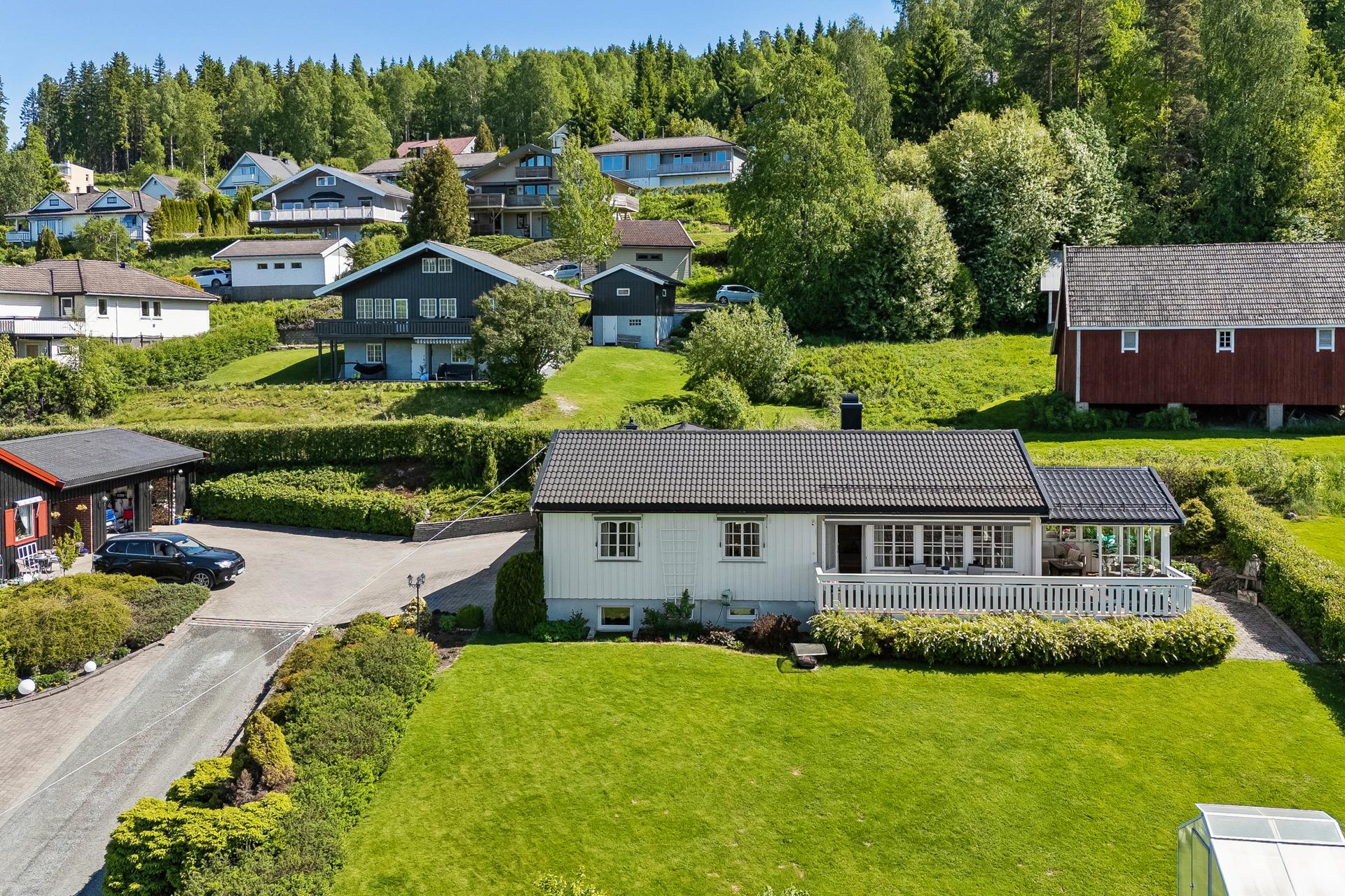 Enebolig med en rekke oppgraderinger, inkludert ny taktekking i 2010 og de fleste vinduer skiftet i 2017.. Bilde nummer 2 av 3