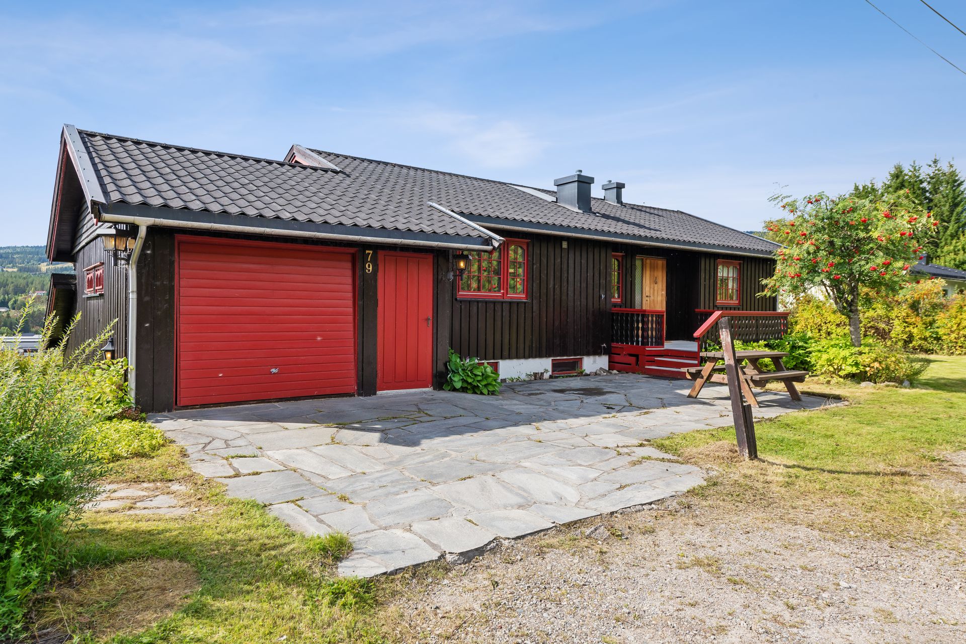 Frittstående enebolig over to plan med hage og integrert garasje.. Bilde nummer 2 av 3