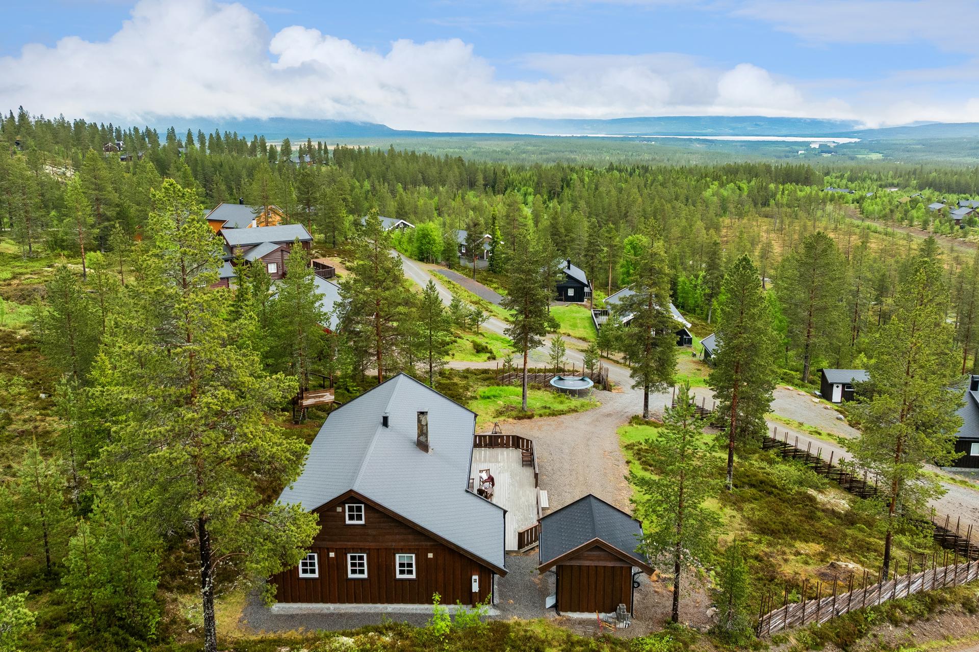 Eiendommen ligger i Furutangen, med umiddelbar nærhet til langrennsløyper og alpinanlegg. Fra hytta er det utsikt mot Osensjøen.. Bilde nummer 3 av 3