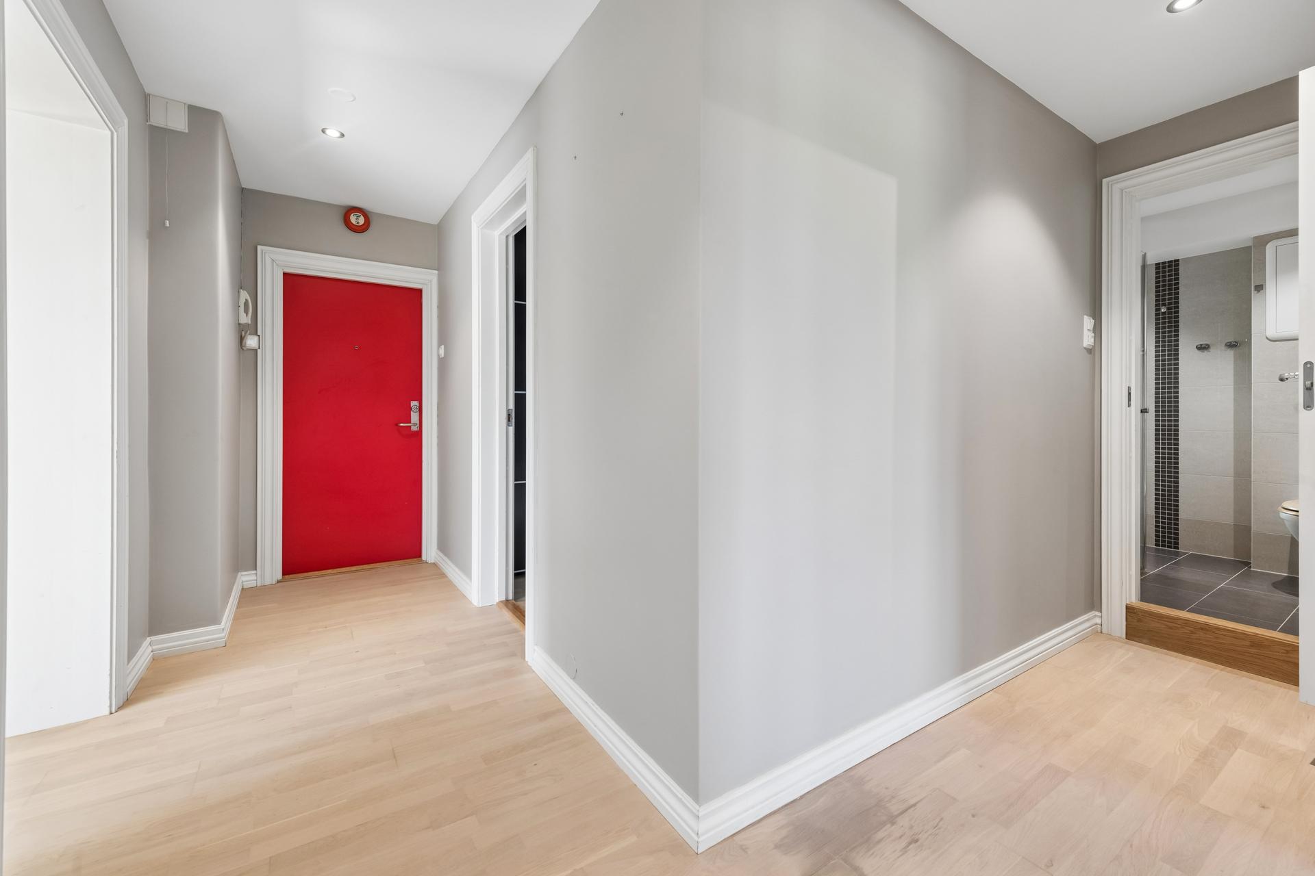 Entré med elektriske varmekabler i gulvet og innfelte downlights i himlingen.. Bilde nummer 3 av 3