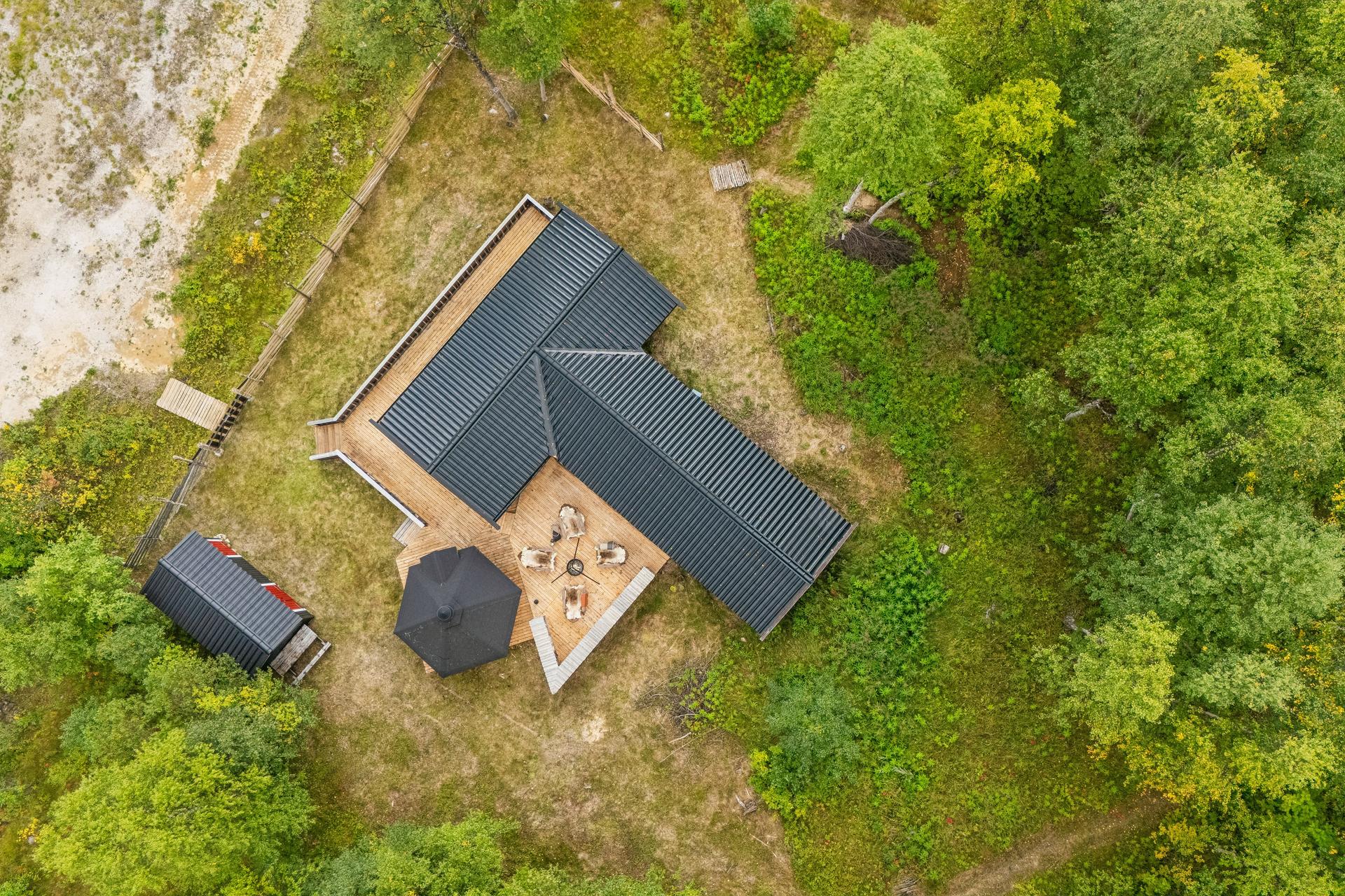 Stor markterrasse på 68 m² som strekker seg rundt to av hyttas vegger.. Bilde nummer 3 av 3