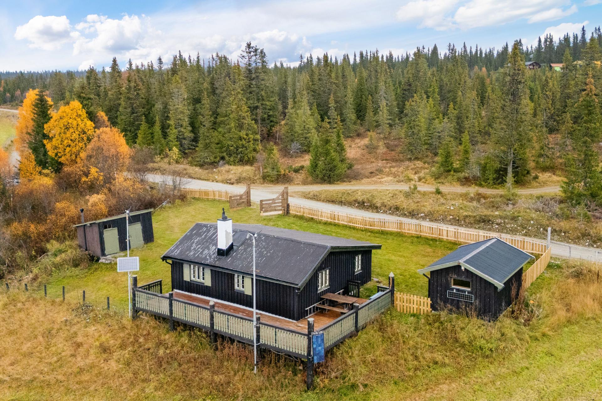 Fritidsbolig med usjenert beliggenhet på Annorseter og umiddelbar nærhet til flotte turområder.. Bilde nummer 2 av 3