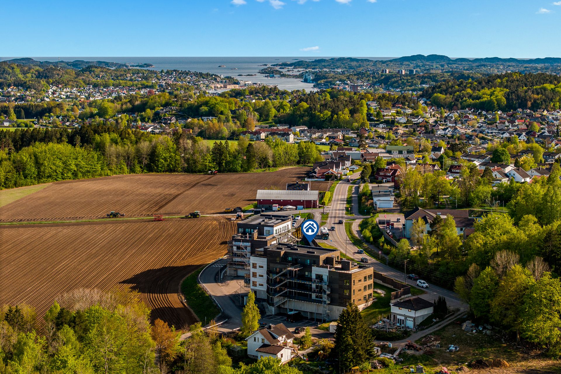 Moderne leilighetskompleks med en attraktiv beliggenhet i et rolig og familievennlig område. Bygget har en stilren fasade med store balkonger som gir flott utsikt over omgivelsene. . Bilde nummer 1 av 3