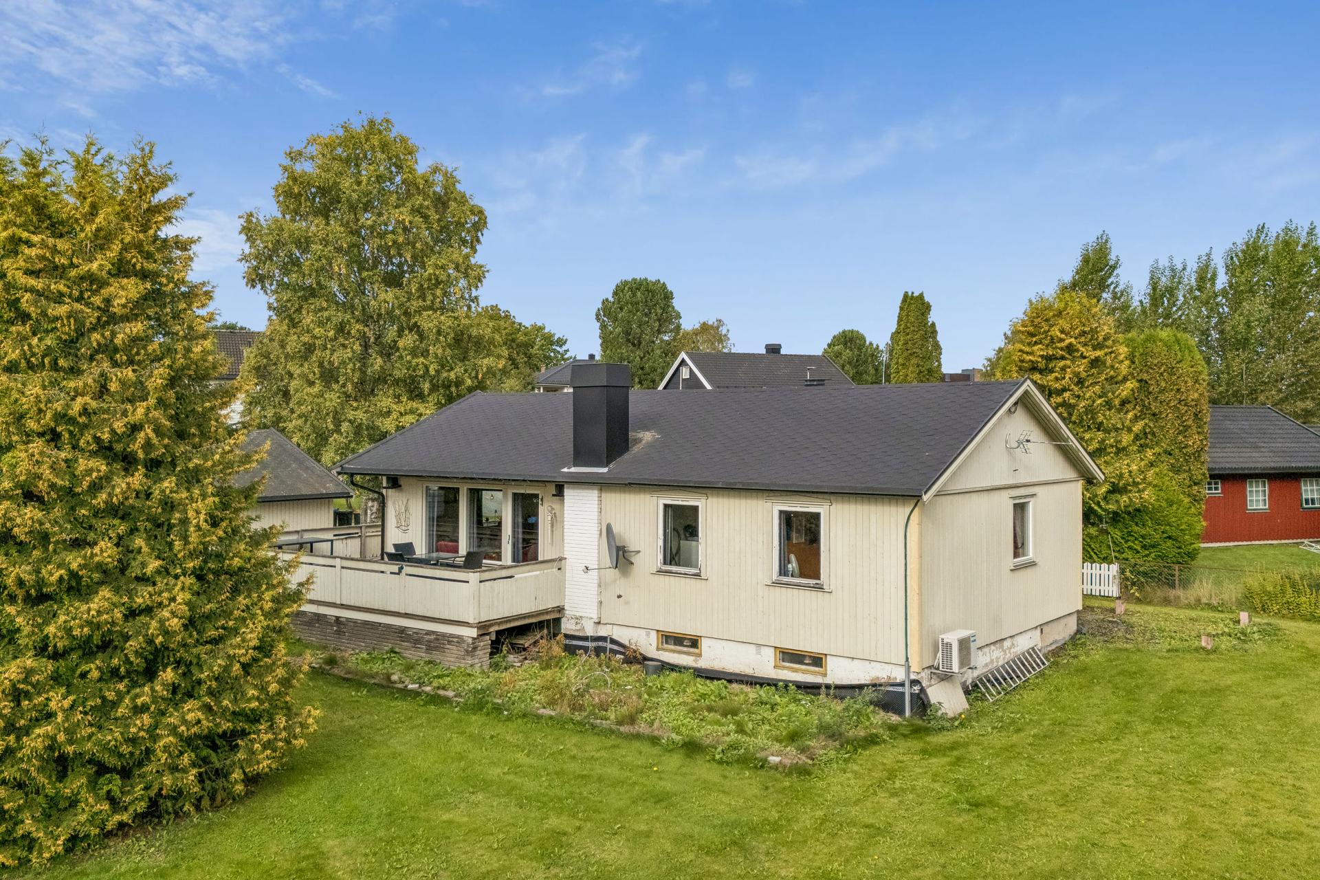 Enebolig over ett plan med kjeller, romslig tomt og sørvendt terrasse.. Bilde nummer 2 av 3