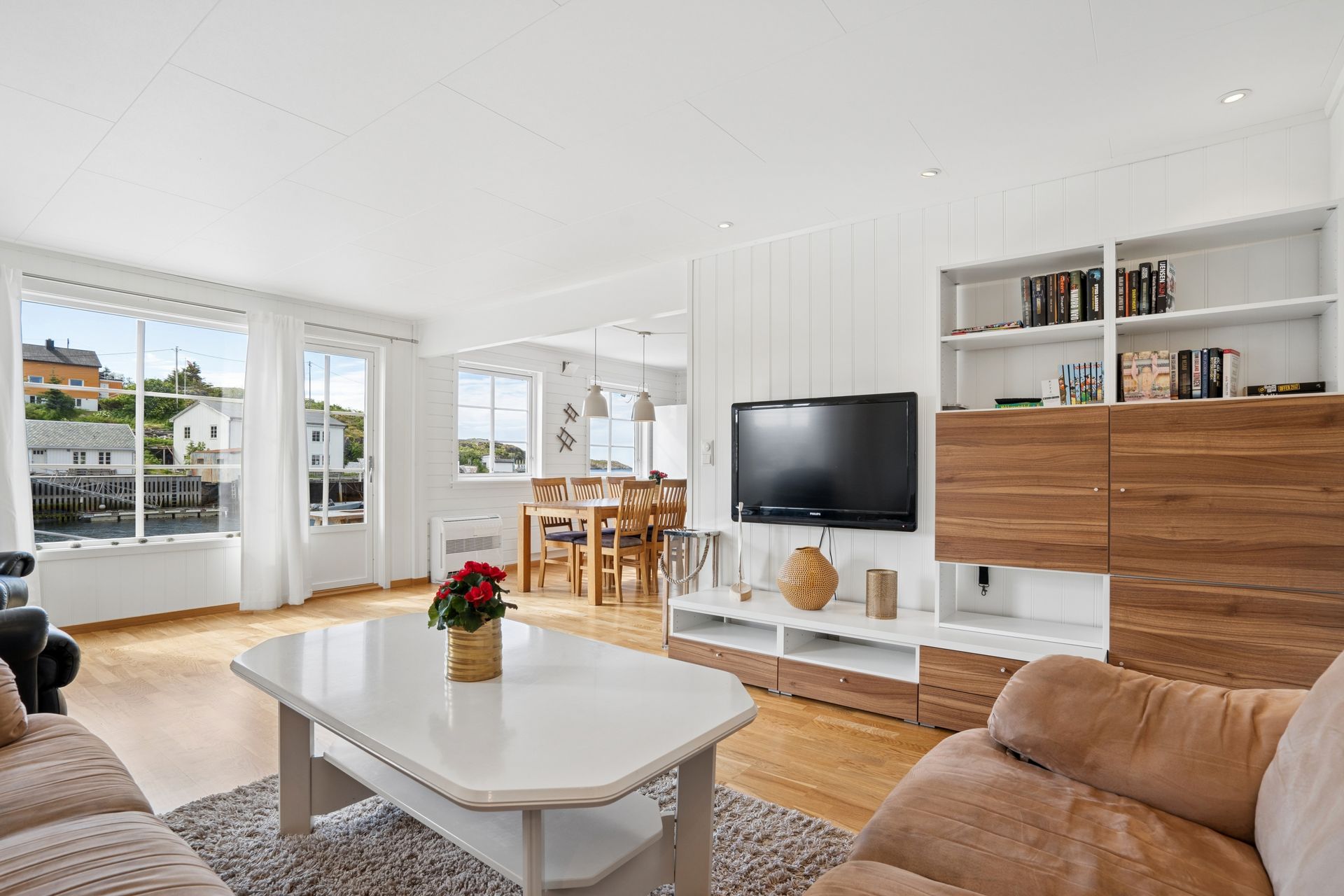Flott fritidsbolig beliggende med vannkanten på vakre Skrova.. Bilde nummer 3 av 3