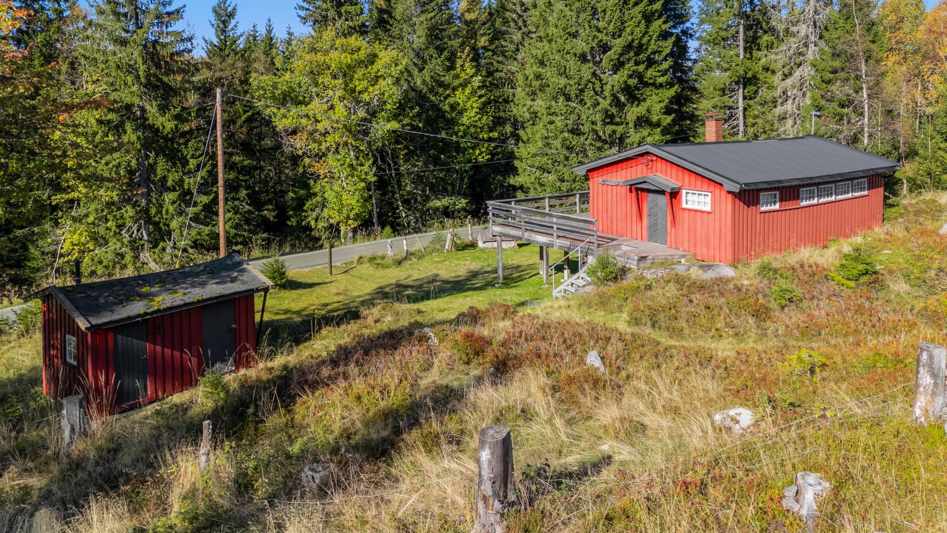 Eiendommen består av hytte og en frittstående bod, plassert på en naturtomt.. Bilde nummer 3 av 3