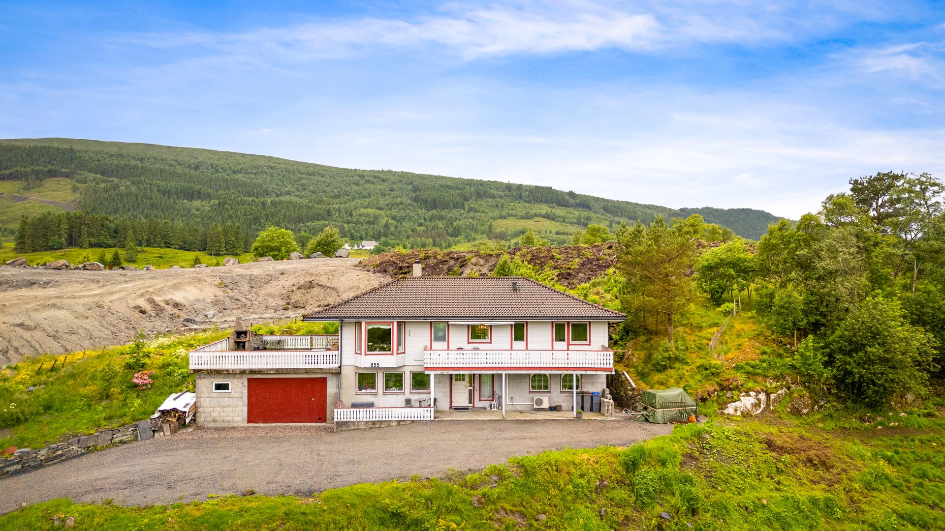 Velkommen til Gjerstadvegen 855. Foto: Didrik Høeg.. Bilde nummer 1 av 3