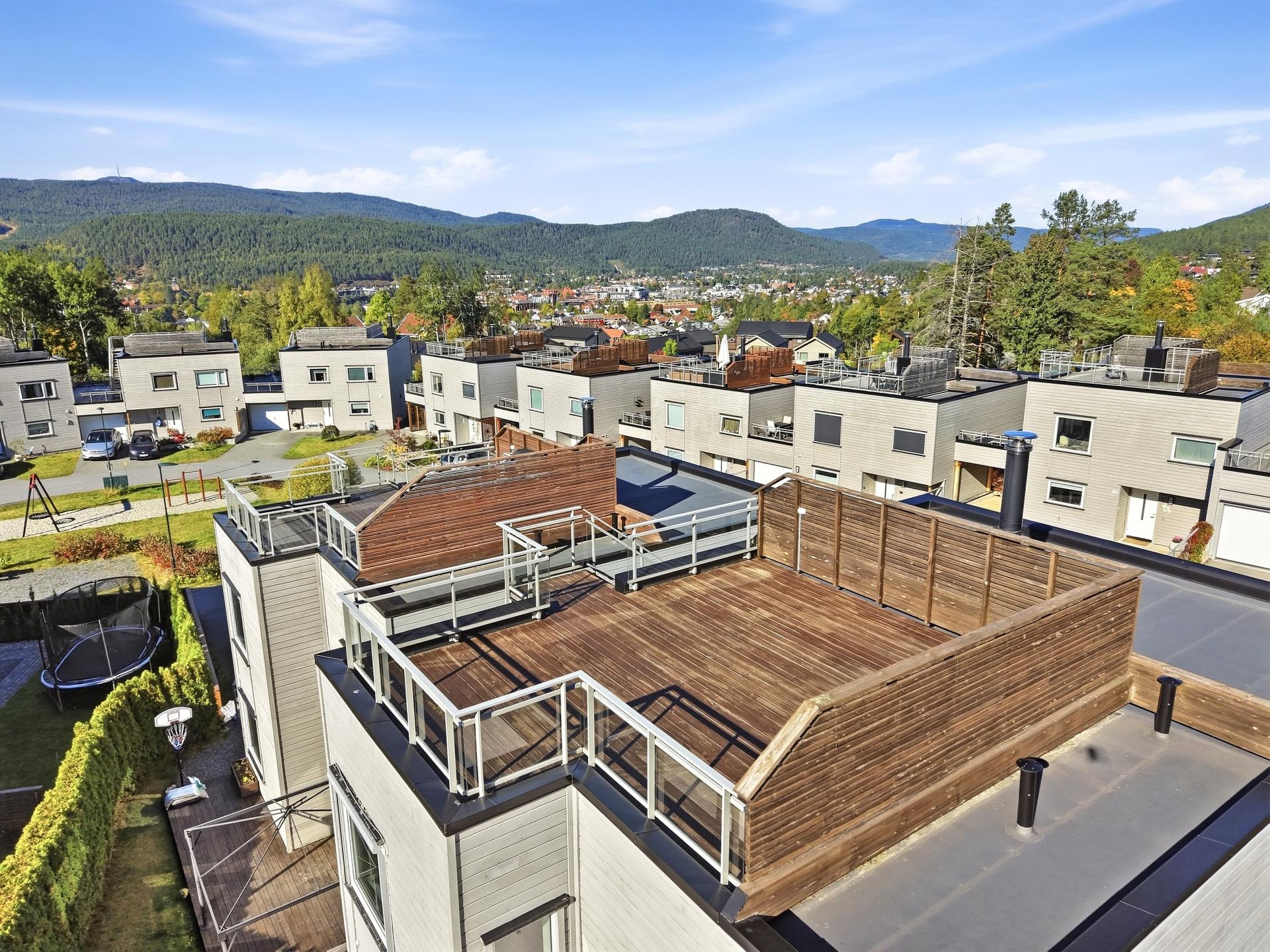 Kjedet enebolig over to plan med tre terrassenivåer og vidstrakt utsikt mot åsene.. Bilde nummer 3 av 3