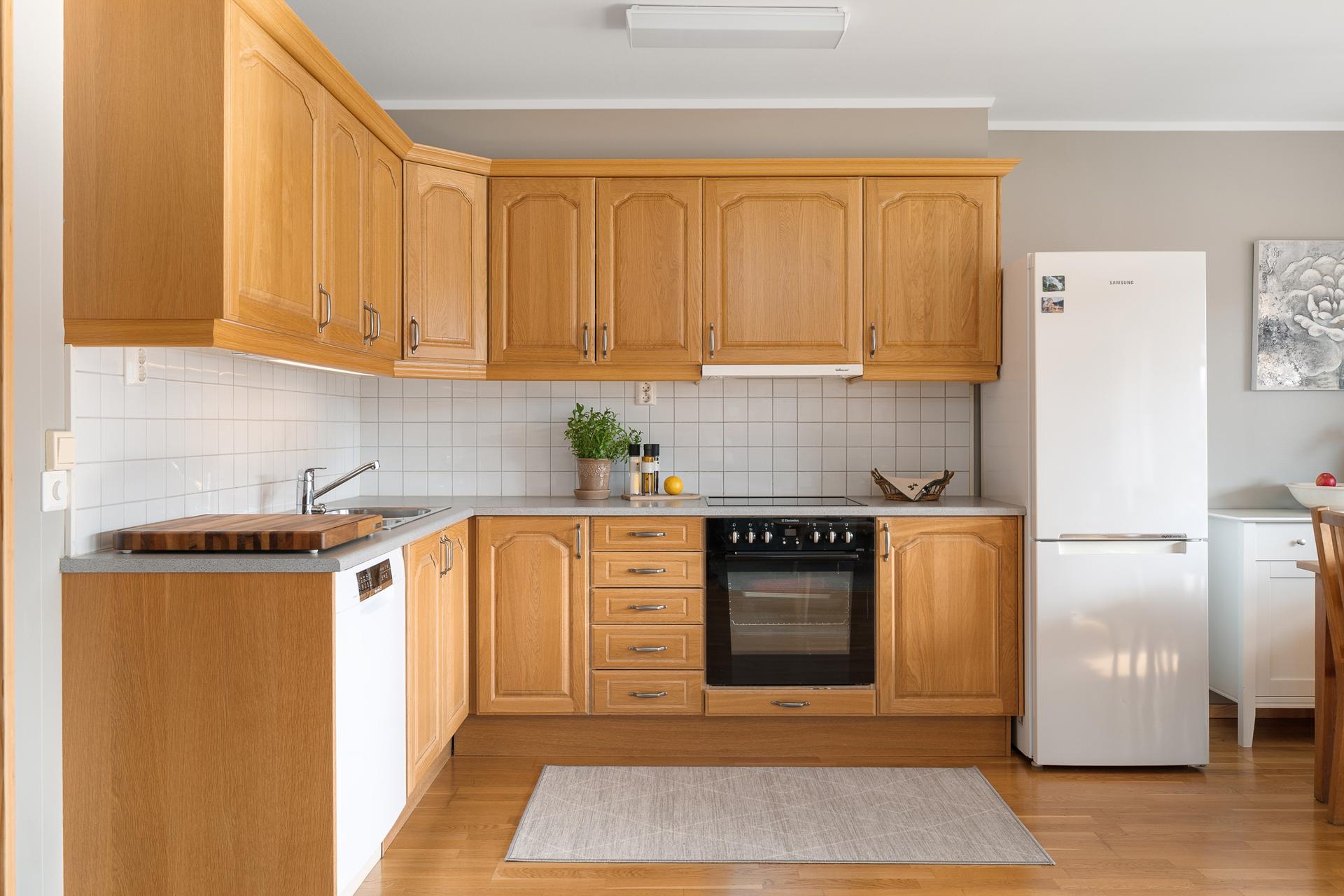 Velkommen til Svarstadjordet 3E! Foto: Lars Marius Bækkevold.
Kjøkkeninnredning med profilerte fronter i eik og laminat benkeplate.. Bilde nummer 1 av 3