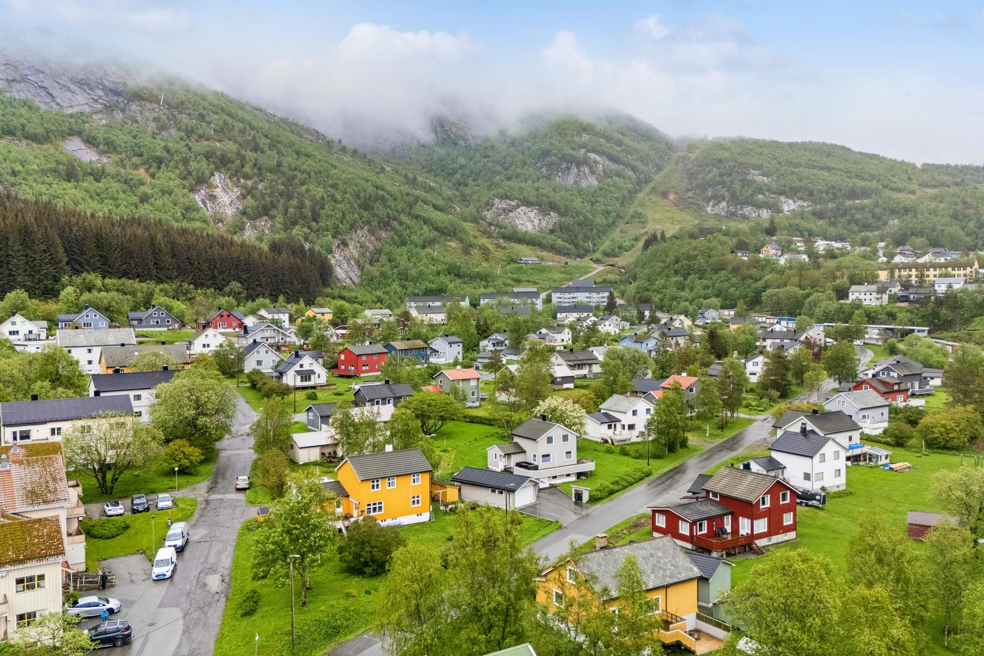 Eiendommen ligger i et rolig og familievennlig boligstrøk i Glomfjord.. Bilde nummer 2 av 3