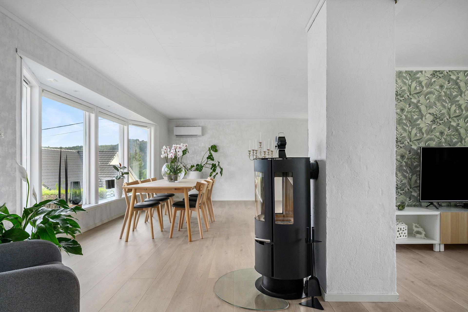 Boligen er velholdt og praktisk innredet for en familie.. Bilde nummer 3 av 3