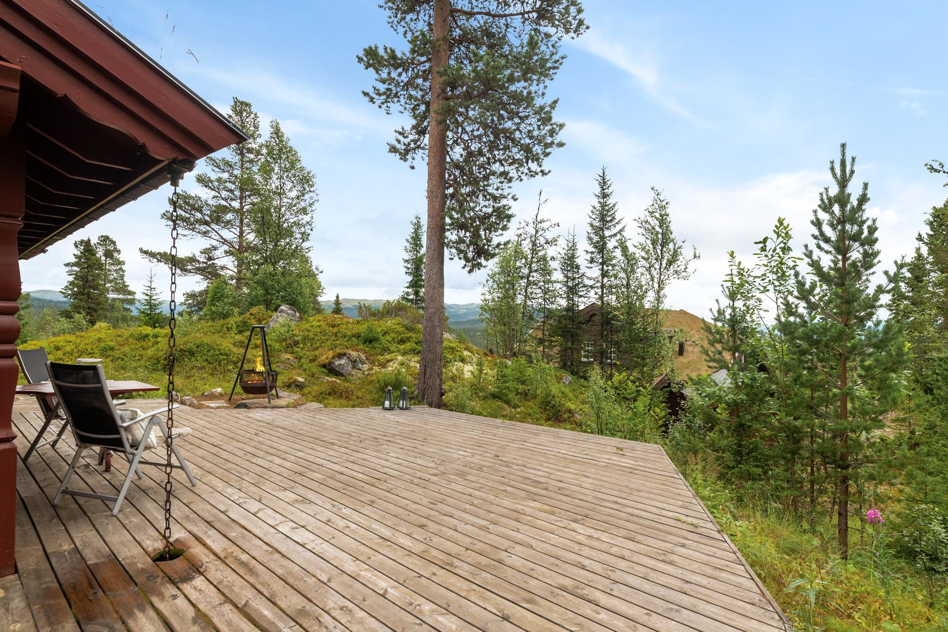 Her kan man nyte rolige dager på den store terrassen, eller ta på skiene og utforske et løypenett med kort vei til snaufjellet.. Bilde nummer 3 av 3