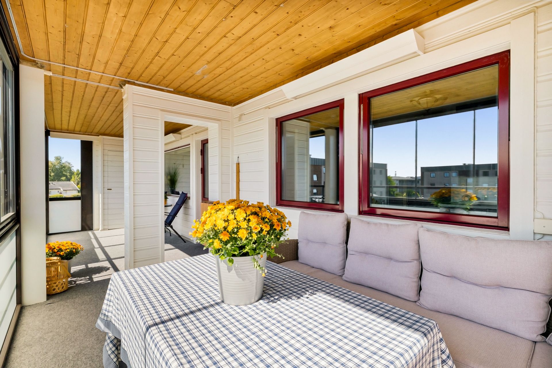Innglassingen har både skyvbare og åpningsbare glassfelt i aluminiumsrammer.. Bilde nummer 3 av 3
