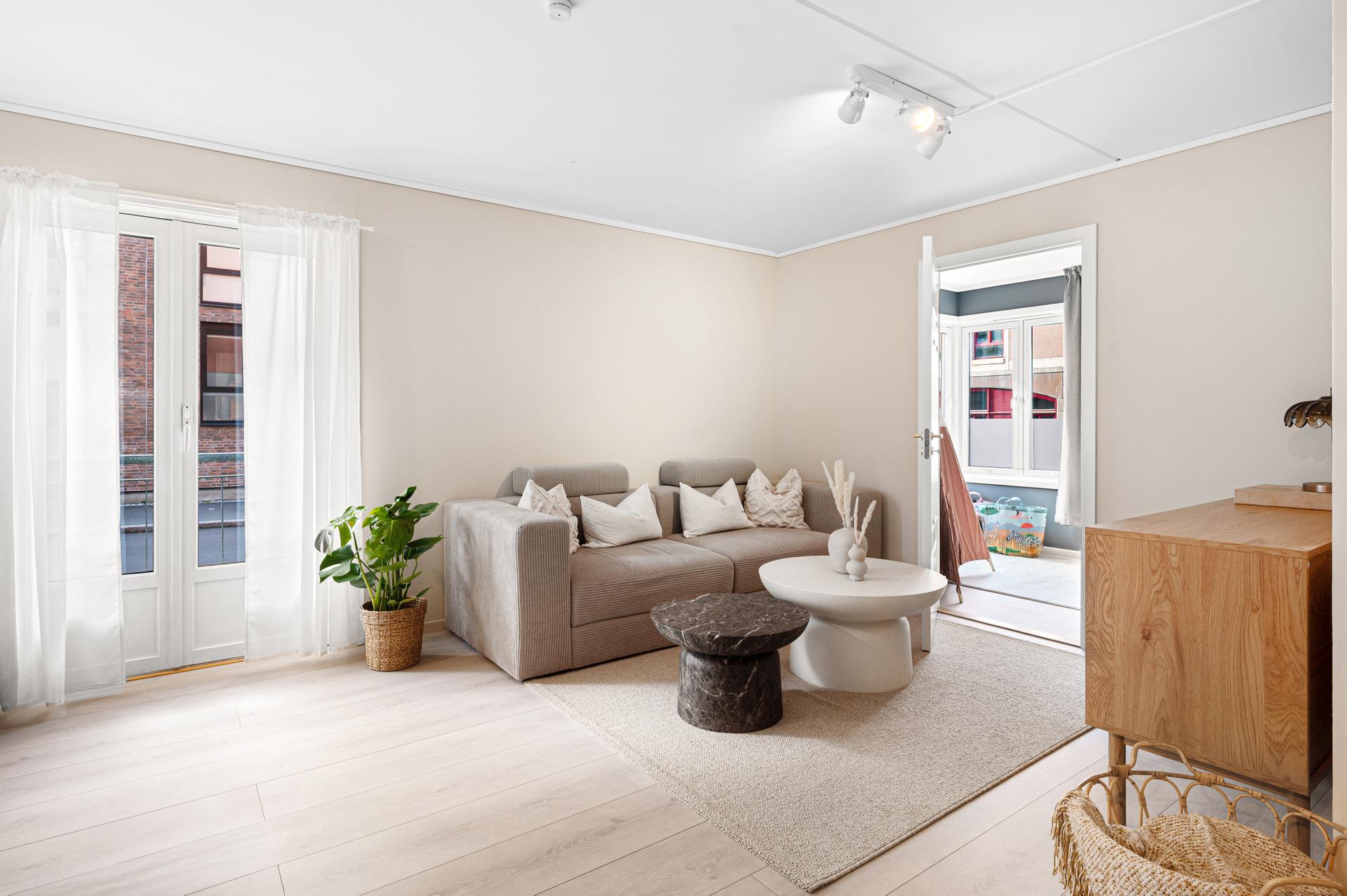Leiligheten har et internt bruksareal på 57 m² (BRA-i) og består av stue og kjøkken, to soverom, bad og entré. I tillegg disponerer leiligheten en romslig bod på hele 8 m² i kjelleren.. Bilde nummer 3 av 3