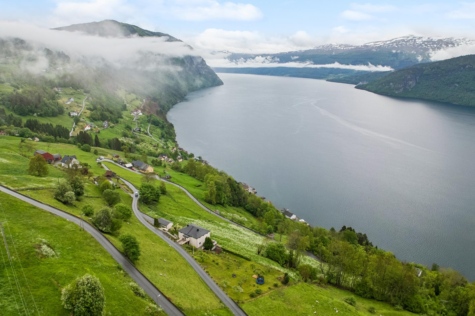 Eigedomen har ei landleg og fredeleg plassering i Hopland, omkransa av nydelig natur med storslått utsikt over fjorden og fjella.. Bilde nummer 3 av 3