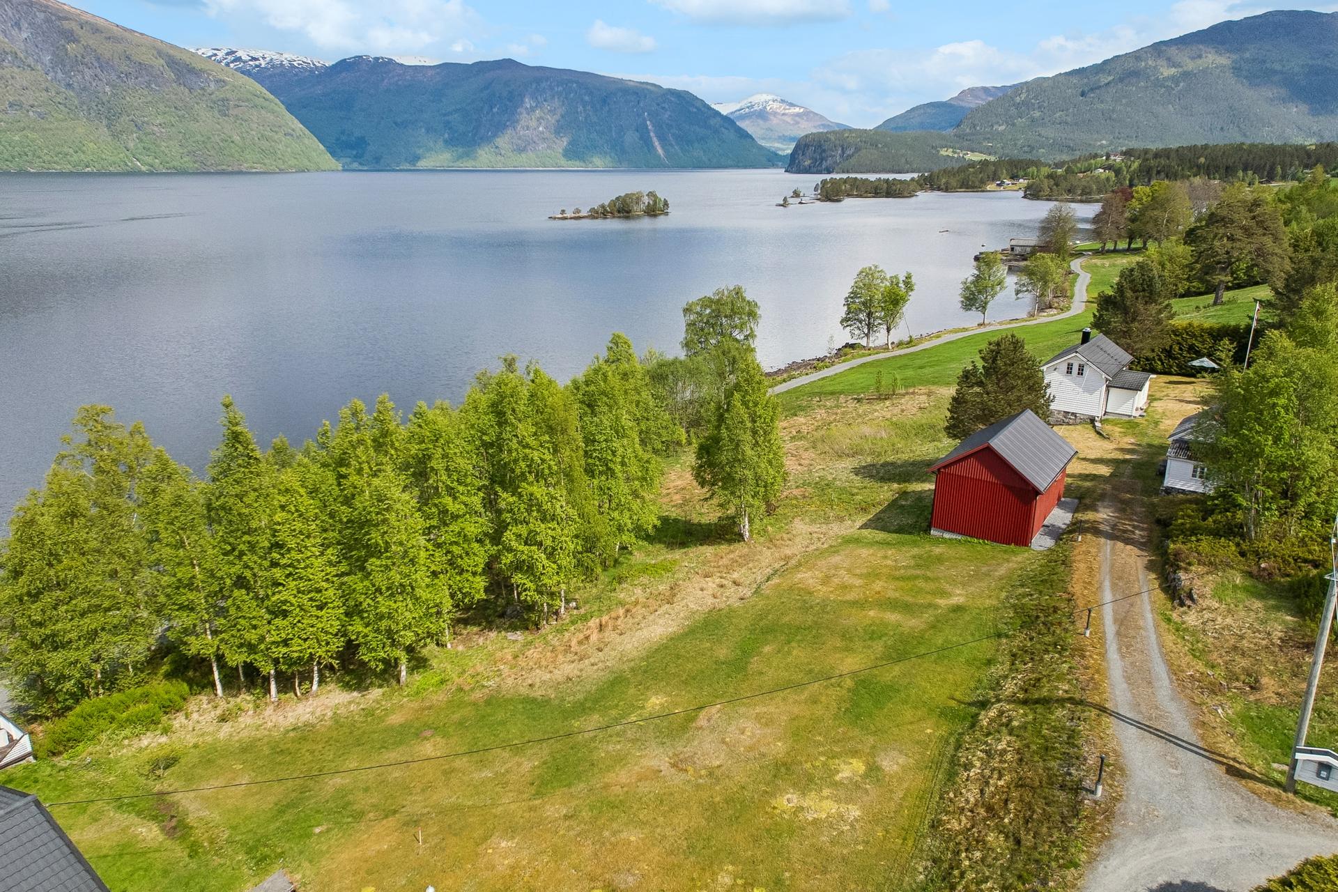 Nordfjordvegen 2105 presentert av EiendomsMegler1 Nordfjord ved Sissel Halnes
Foto ved Efkt, Svein Olav Humberset. Bilde nummer 1 av 3