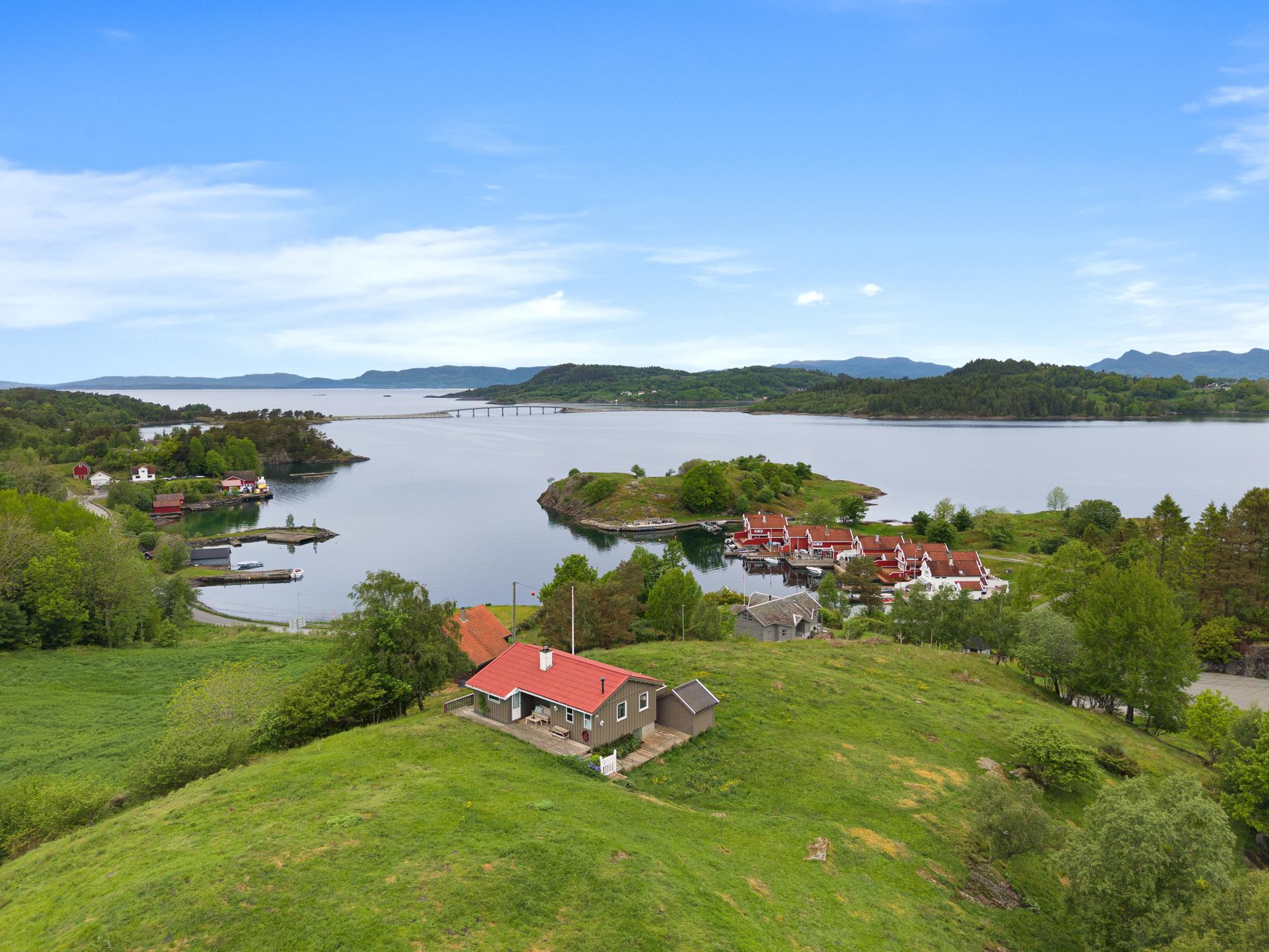 EiendomsMegler1 v/Sjur Svihus presentere denne koselige hytten på idylliske på Sjernarøy. En koselig skjermet bukt ved Helgøysund på Nord Talgje. . Bilde nummer 2 av 3
