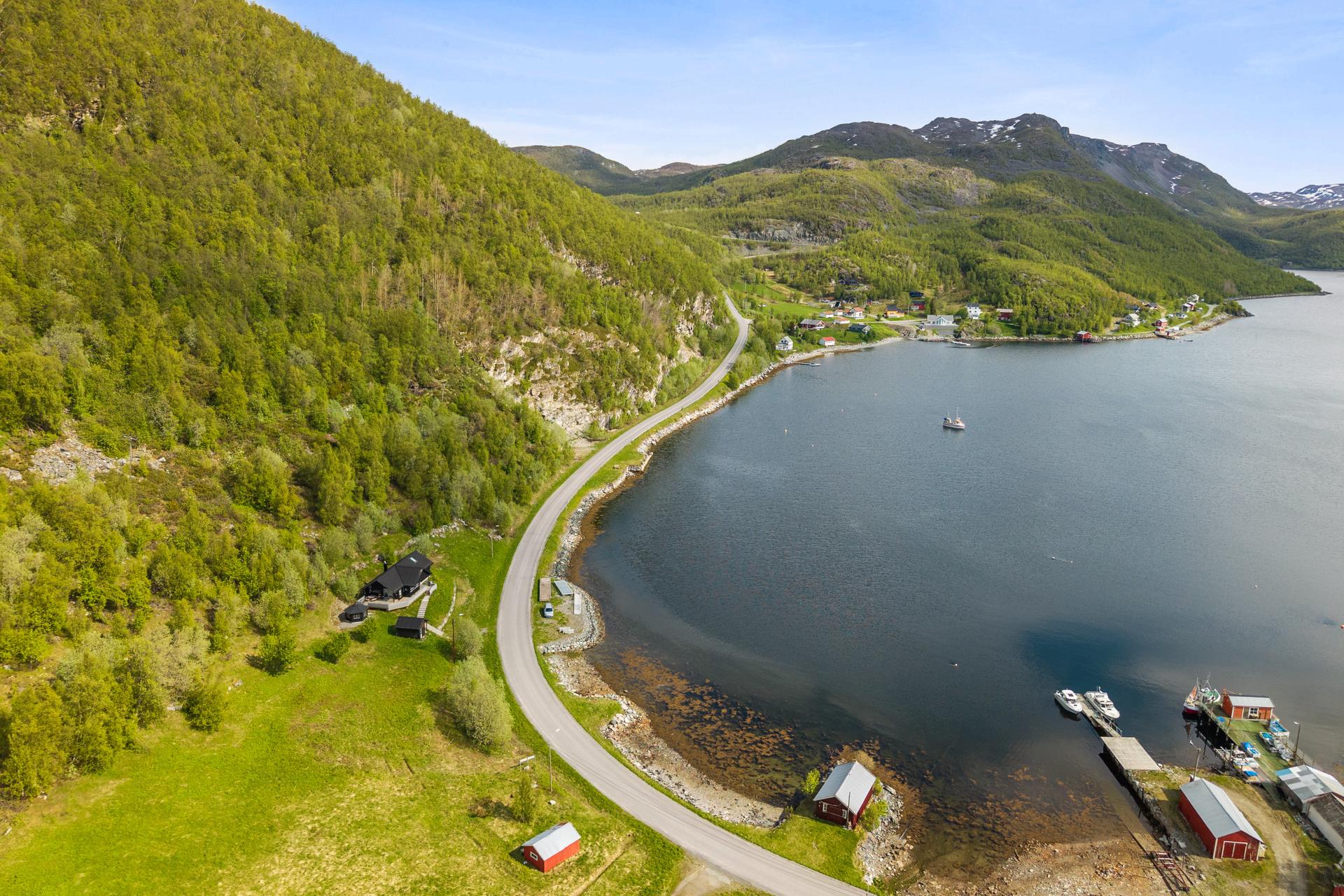 Kort vei til fergeleiet som gir enkel adkomst til og fra hytta.. Bilde nummer 2 av 3