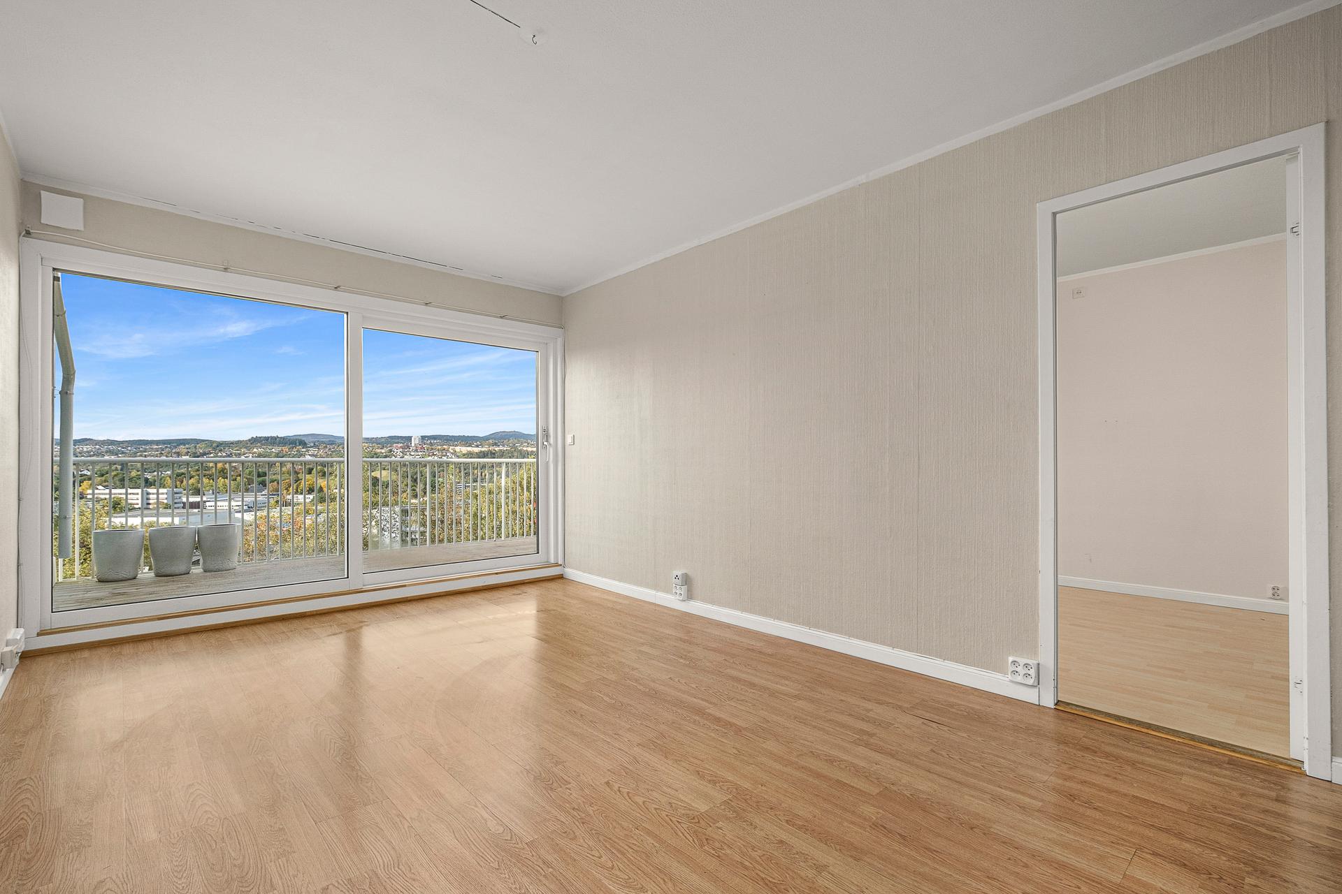 Lys og åpen stue/kjøkken på 38,5 m².. Bilde nummer 2 av 3