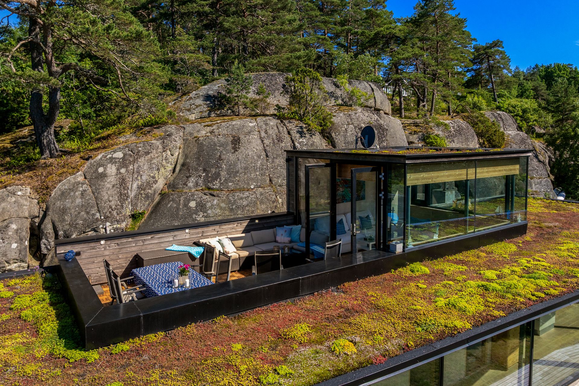 Totalt 91 kvm terrasseareal, inkludert denne takterrassen med utgang fra stuen i andre etasje.. Bilde nummer 3 av 3