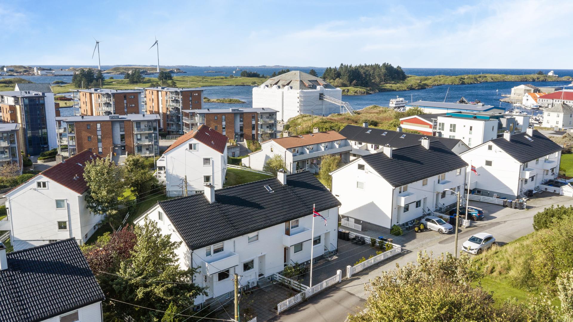 Leiligheten ligger i et fredelig og etablert boligområde, like ved lekeplass og grøntarealer.. Bilde nummer 3 av 3