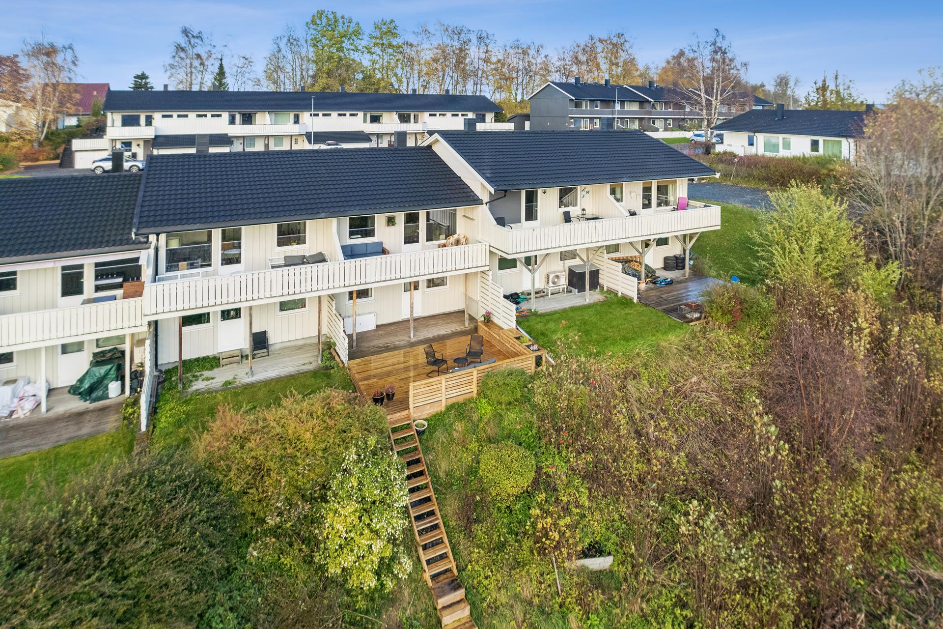 Rekkehus over to plan med romslige uteplasser på begge sider av boligen. Her kan man utnytte fine soldager maksimalt.. Bilde nummer 2 av 3