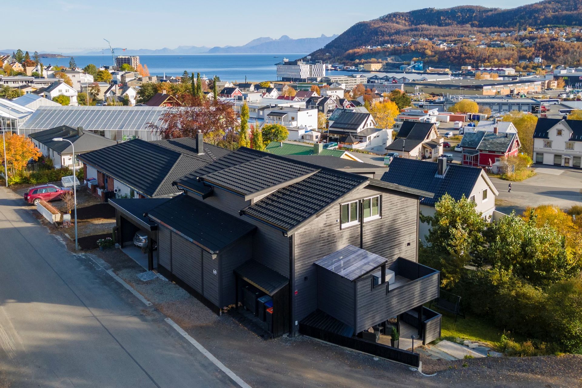 EiendomsMegler 1 v/Sondre Jakobsen ønsker hjertelig velkommen til en meget pent oppgradert 3-roms selveier på Seljestad. Foto: EFKT. Bilde nummer 3 av 3