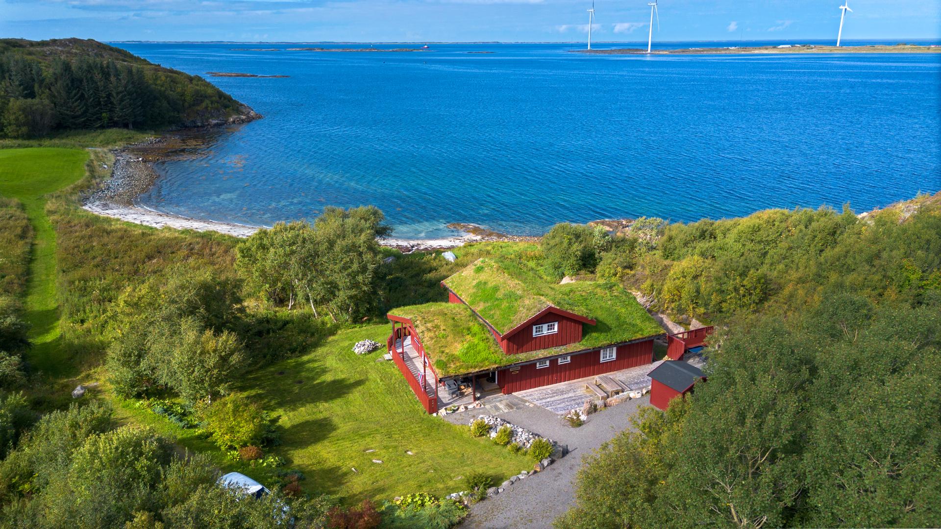En idyllisk fritidseiendom med fantastisk beliggenhet ved sjøen.. Bilde nummer 2 av 3