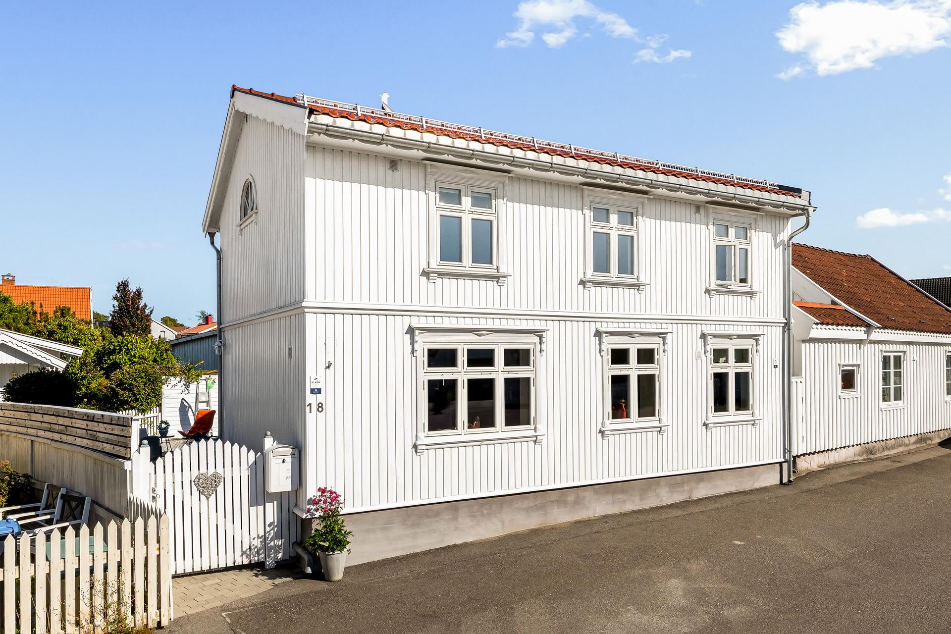 Velkommen til Sauegata 18. Foto: Karl Filip Østmoen Kronstad. Taket ble omtekket med glassert takstein i 2019.. Bilde nummer 2 av 3