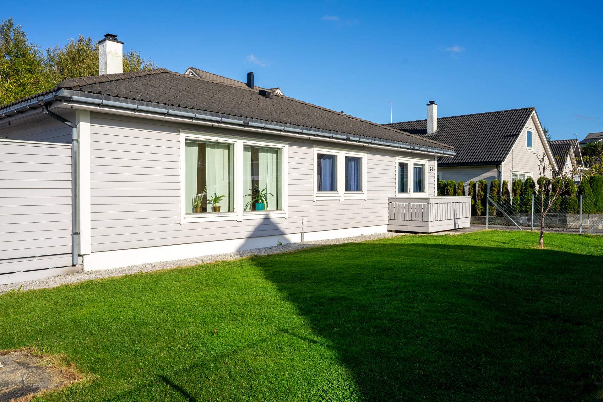 Boligen går over ett plan og er plassert i et barnevennlig og rolig boligområde . Bilde nummer 3 av 3