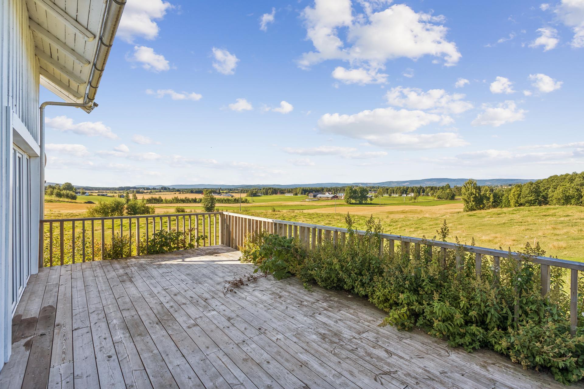 Stor, vestvendt terrasse fra 2021 med utgang fra både stue og bad.. Bilde nummer 3 av 3
