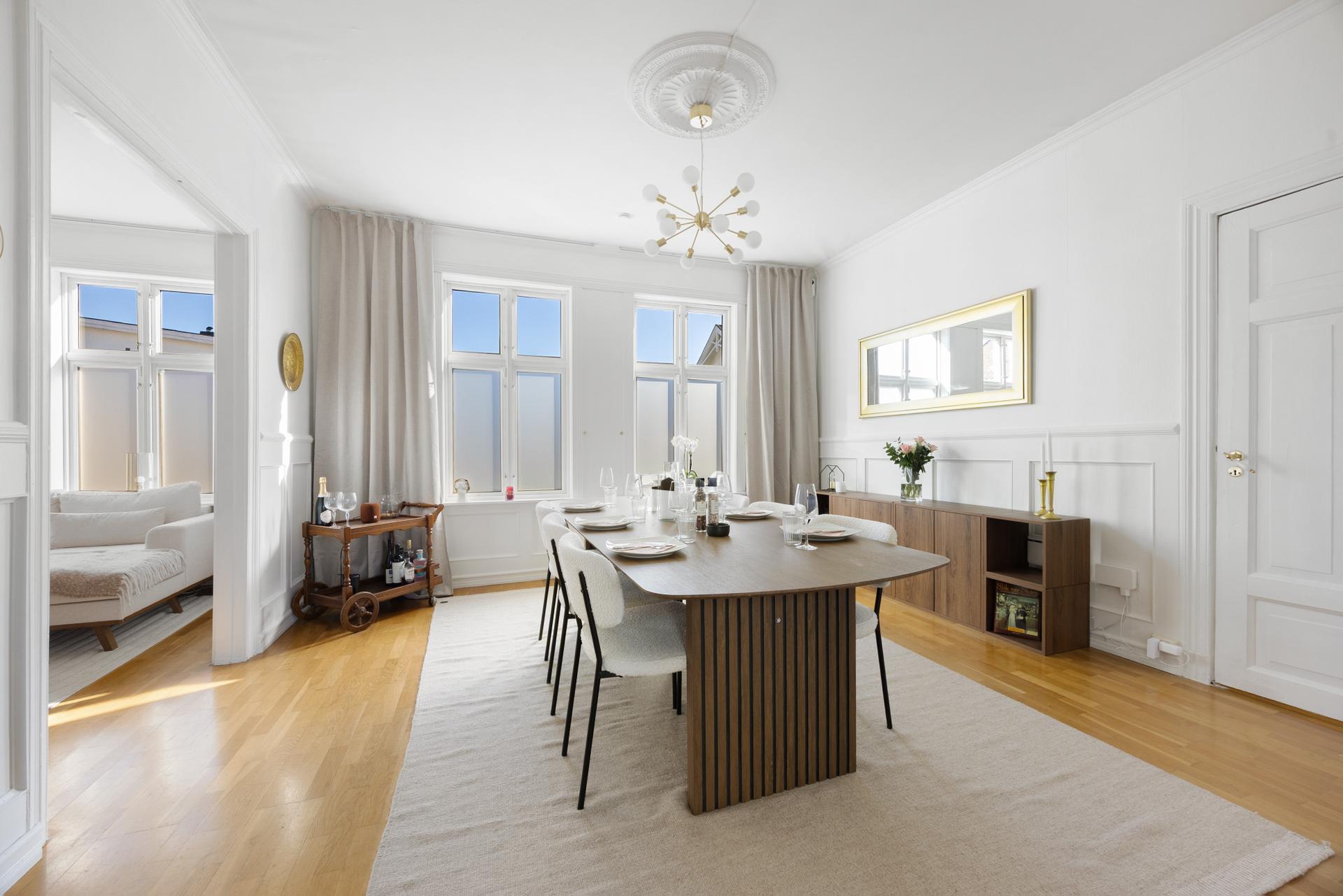 Velkommen inn! Boligen har tre tilstøtende stuer i direkte tilknytning, noe som bidrar til ekstra fleksibilitet og meget god møbleringsfrihet.. Bilde nummer 3 av 3