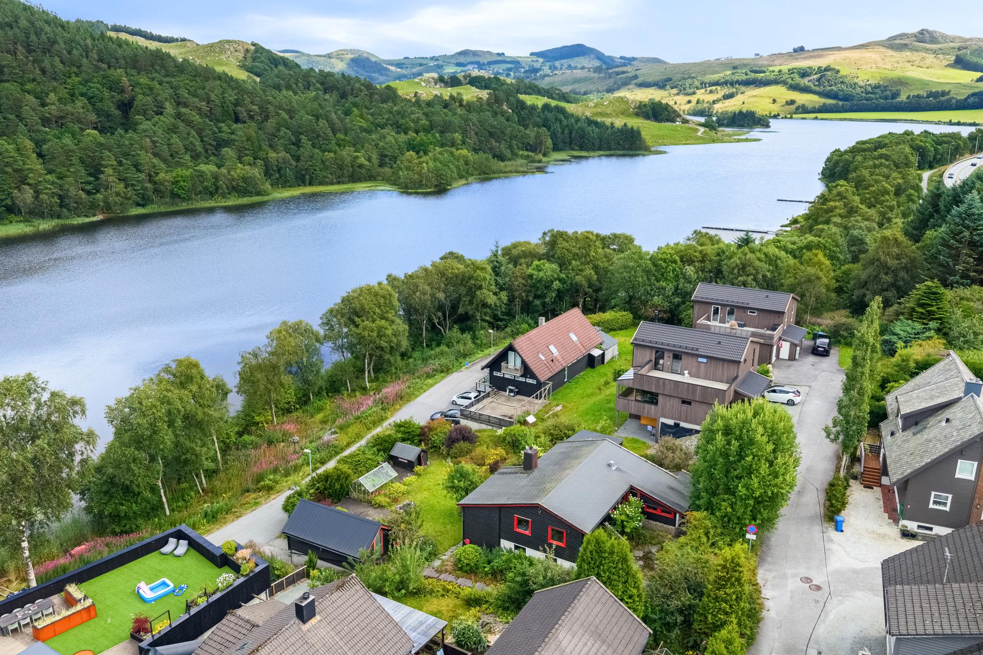 Nesten innerst i rolig blindgate. Umiddelbar tilgang til nydelige turområder.. Bilde nummer 2 av 3