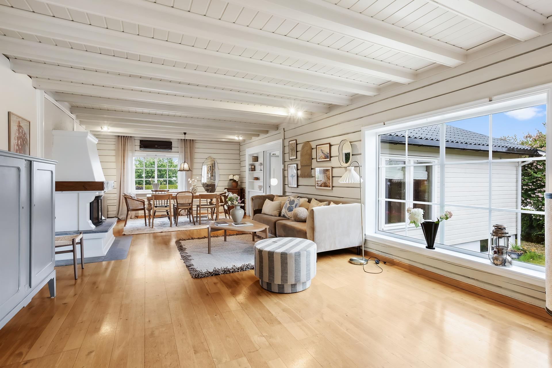 Boligen har en innholdsrik planløsning med flere stuer og gjennomgående parkettgulv i hovedetasjen.. Bilde nummer 3 av 3