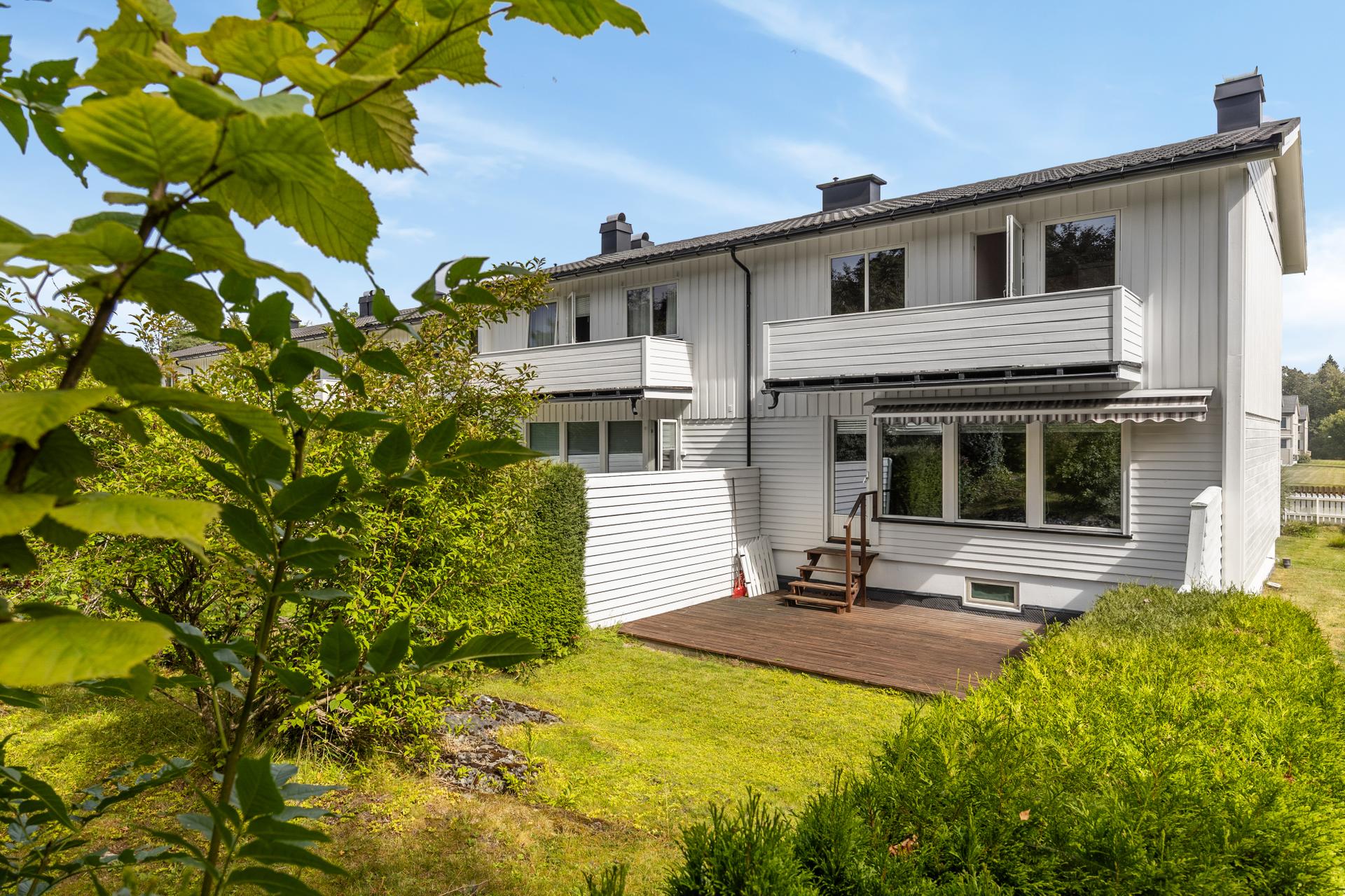 Rekkehus på enden med usjenert hagedel, med en terrasse på 27 m².. Bilde nummer 2 av 3