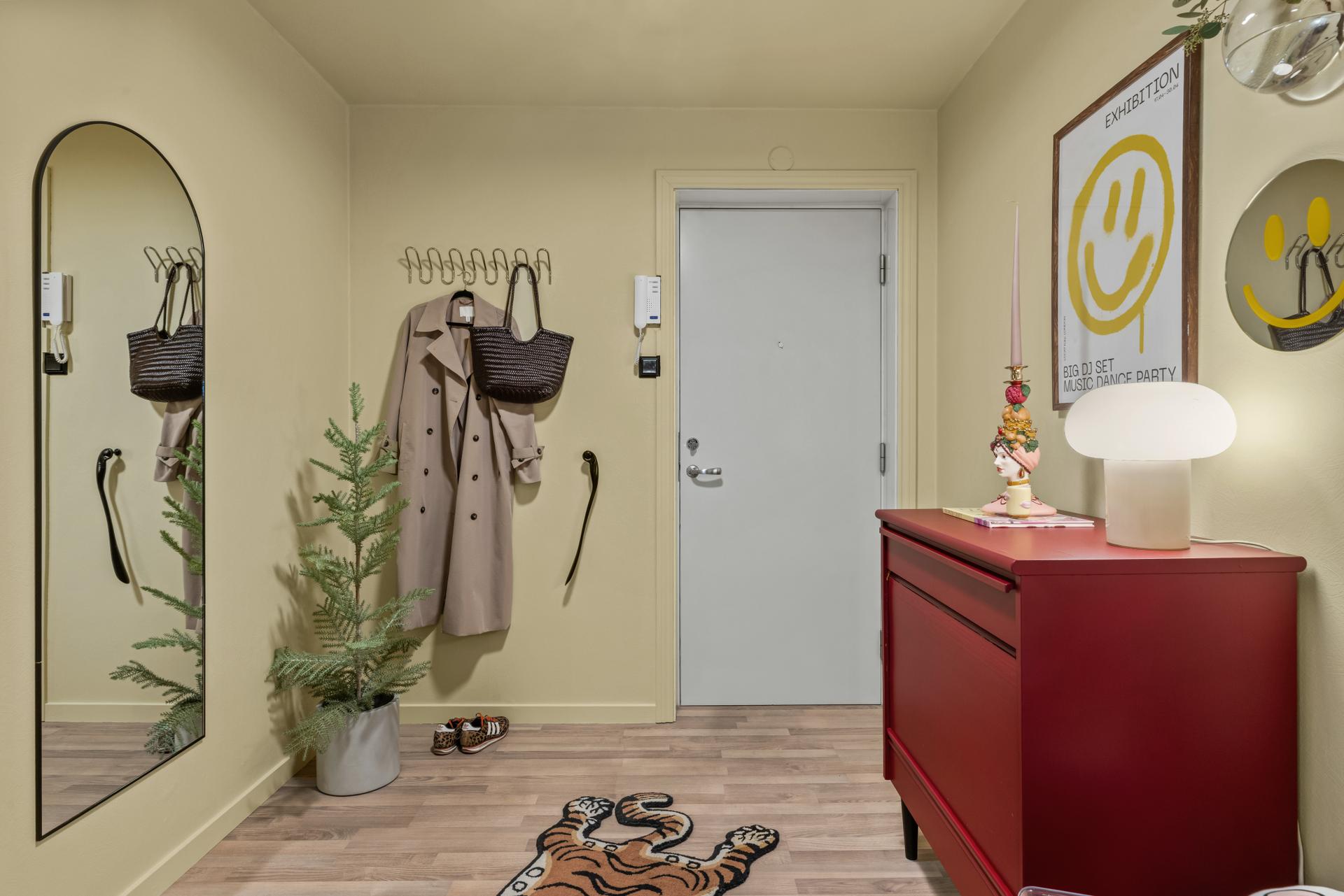 Leiligheten har en innbydende entré med god plass til oppbevaring av yttertøy og sko.. Bilde nummer 2 av 3