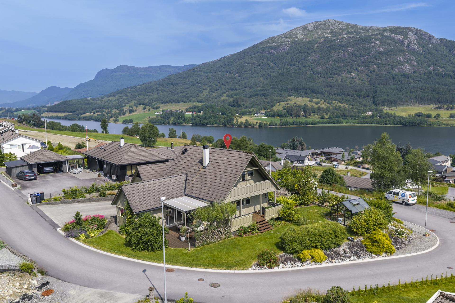 Velkommen til Kårhusvegen 59. Foto: Vestbris. Bilde nummer 1 av 3