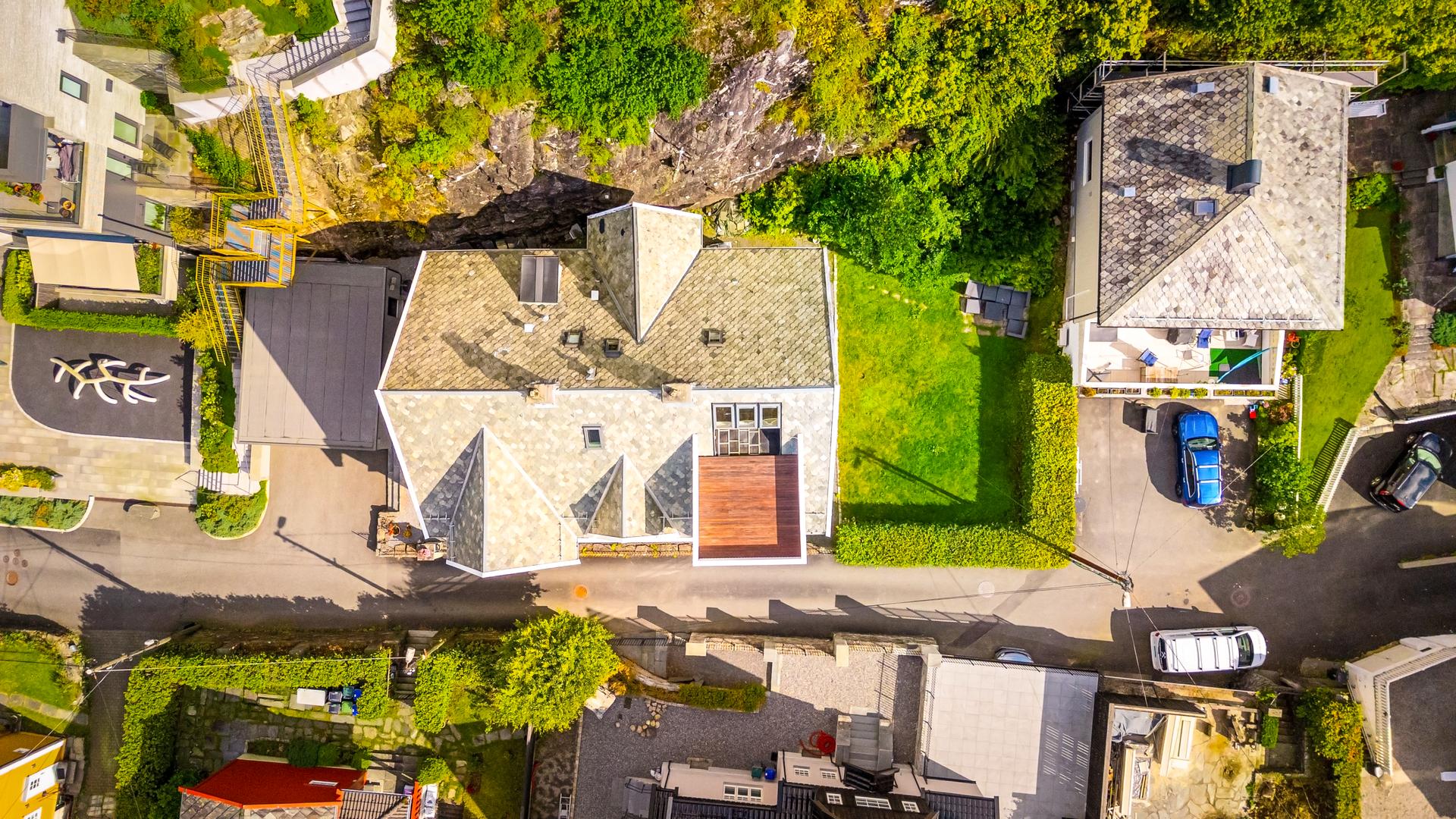 Det er nyere skifersteinstak på bygget. Felles hage til høyre for bygget og parkering i garasje i bygget ved siden av (til høyre). Det gjøres oppmerksom på at deler av hagen ligger på naboen sin tomt (se kart).. Bilde nummer 3 av 3