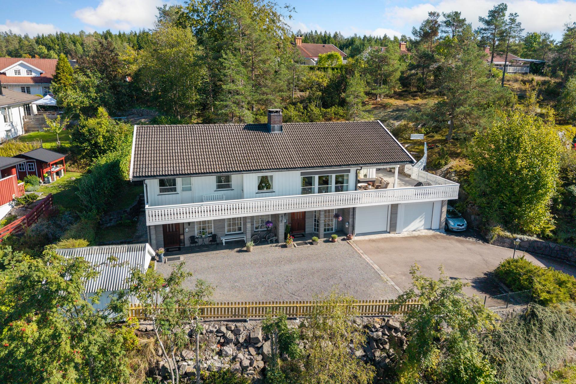 Boligen ligger høyt i et skrånende terreng og har flott utsikt over Attraktiv og tilbaketrukket beliggenhet i Kodal – flott utsikt, naturskjønne omgivelser og kort vei til skole, barnehage og daglige servicetilbud!. Bilde nummer 3 av 3