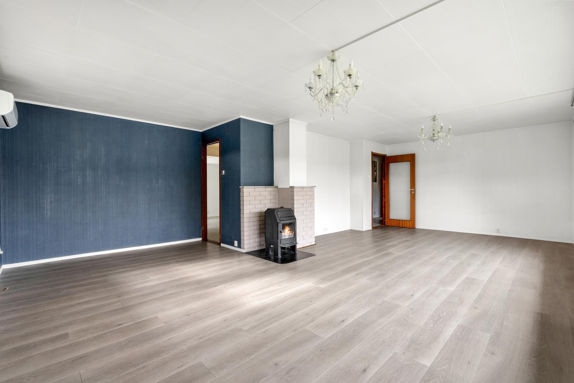 Tomten er pent opparbeidet med stor plen og egen inngang til kjeller. . Bilde nummer 2 av 3