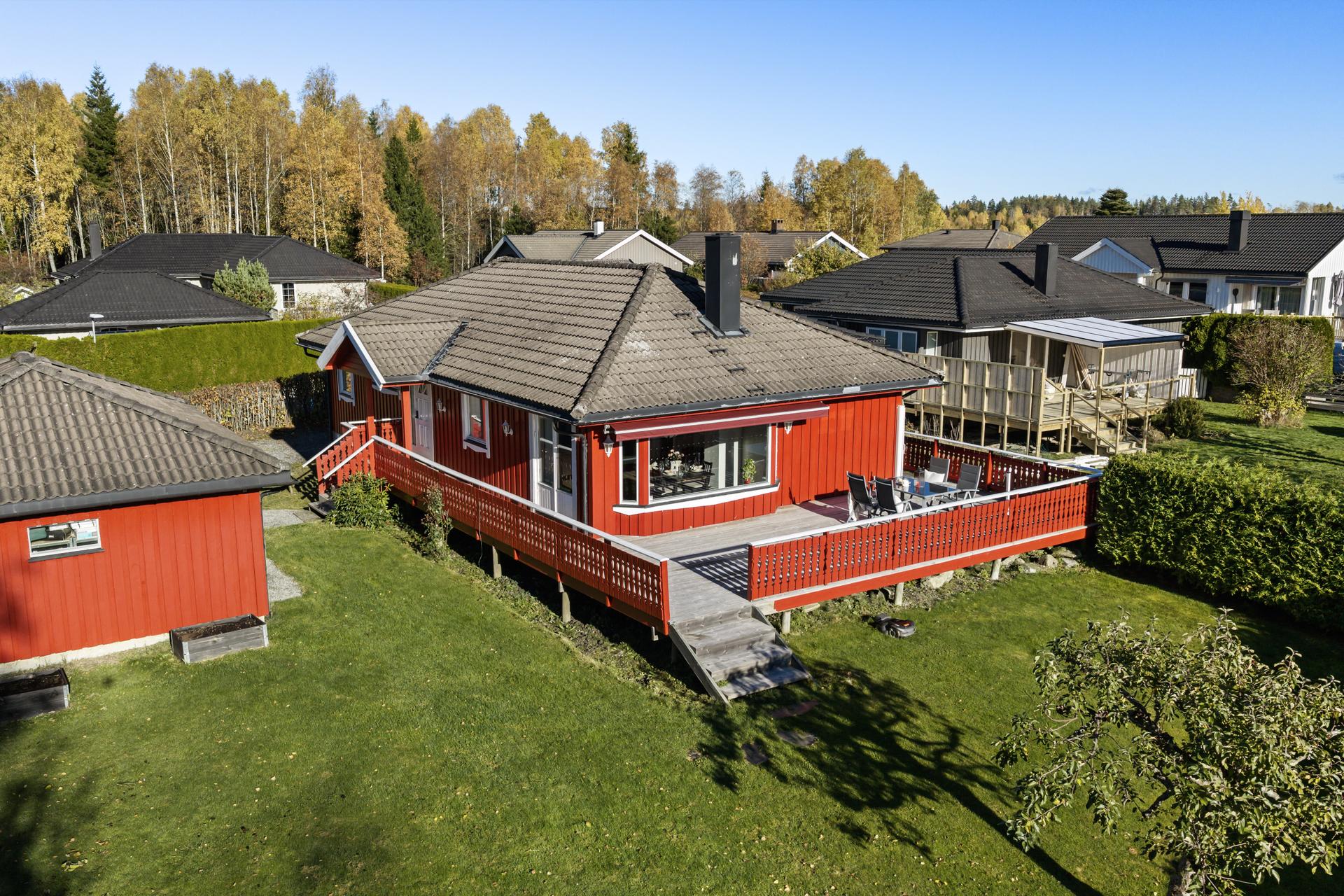 Innholdsrik enebolig over to plan med bergvarmeanlegg, romslig terrasse og frittstående garasje.. Bilde nummer 2 av 3