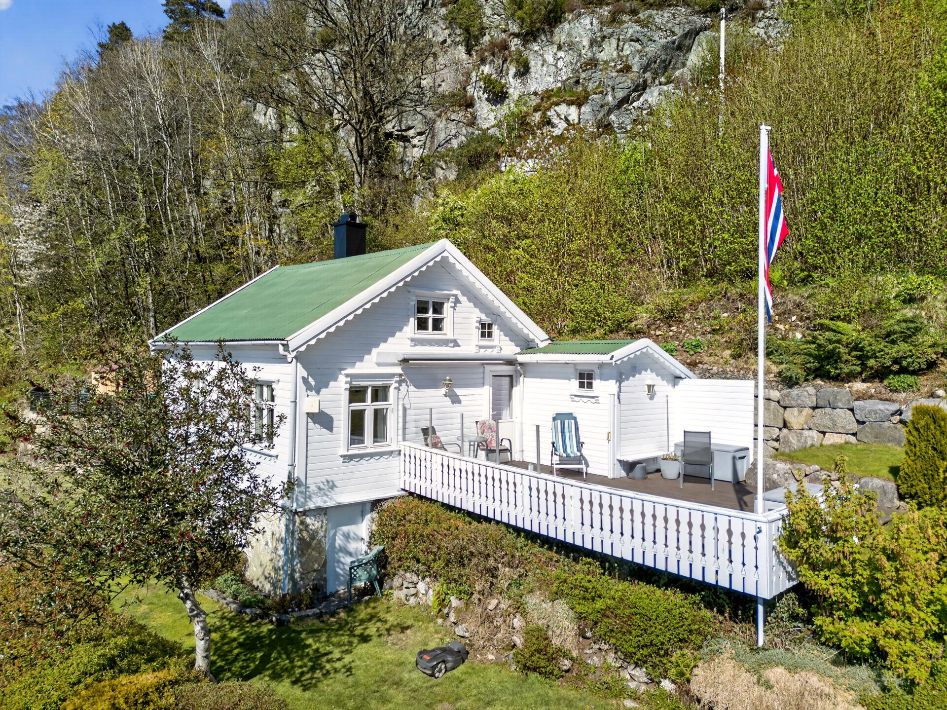 EiendomsMegler1 v/Kjetil Elle har gleden av å presentere Rosnesveien 48! Fotobyrå: Bolio AS. Bilde nummer 1 av 3
