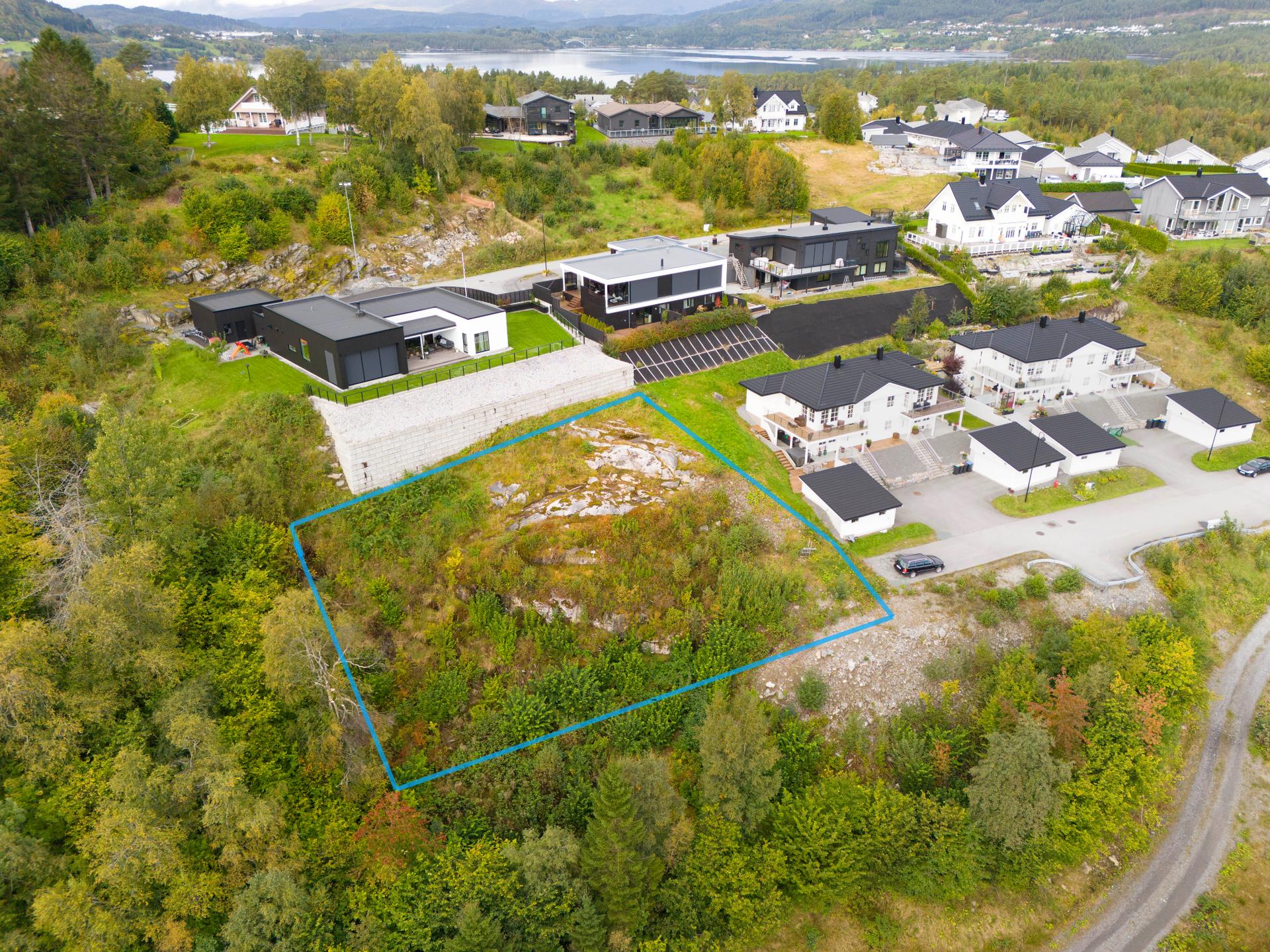 Kort vei til flotte turområder både ved sjø og fjell. . Bilde nummer 2 av 3