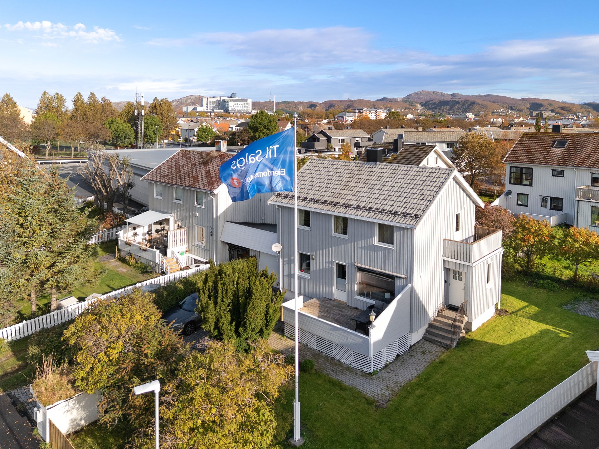 Velkommen til Torvgata 39 B! Enebolig beliggende i meget attraktivt og rolig boområde i midtbyen. Foto: LEEL media. Bilde nummer 1 av 3