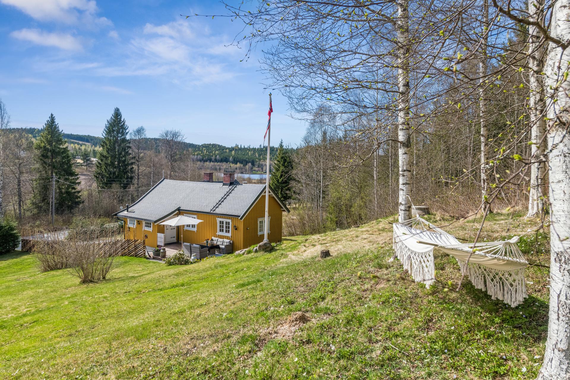 Stor tomt med hyggelig gjerde og, flaggstang og god boltreplass. . Bilde nummer 2 av 3