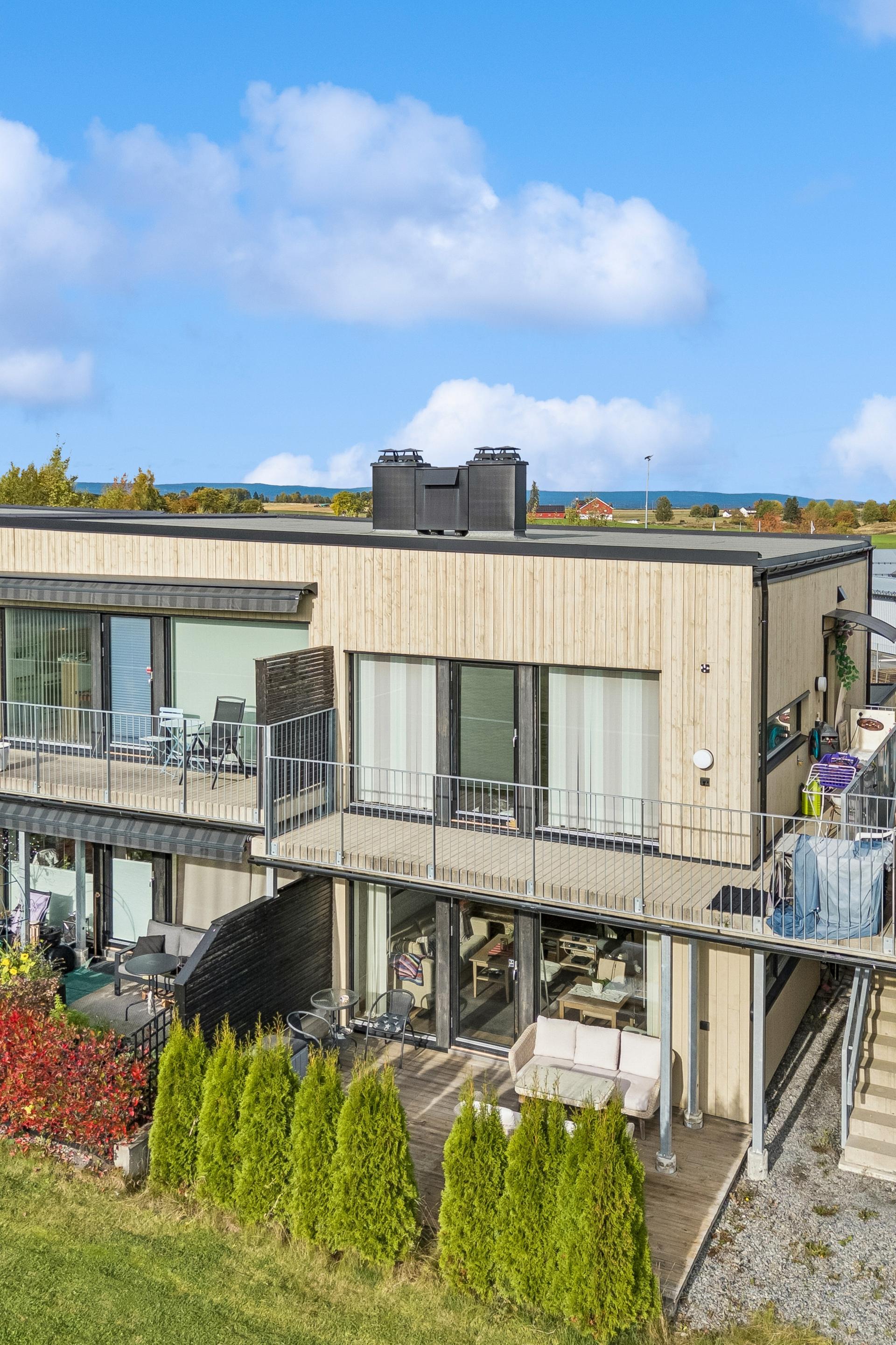 Stor terrasseplatting på bakkeplan med flotte solforhold!. Bilde nummer 3 av 3
